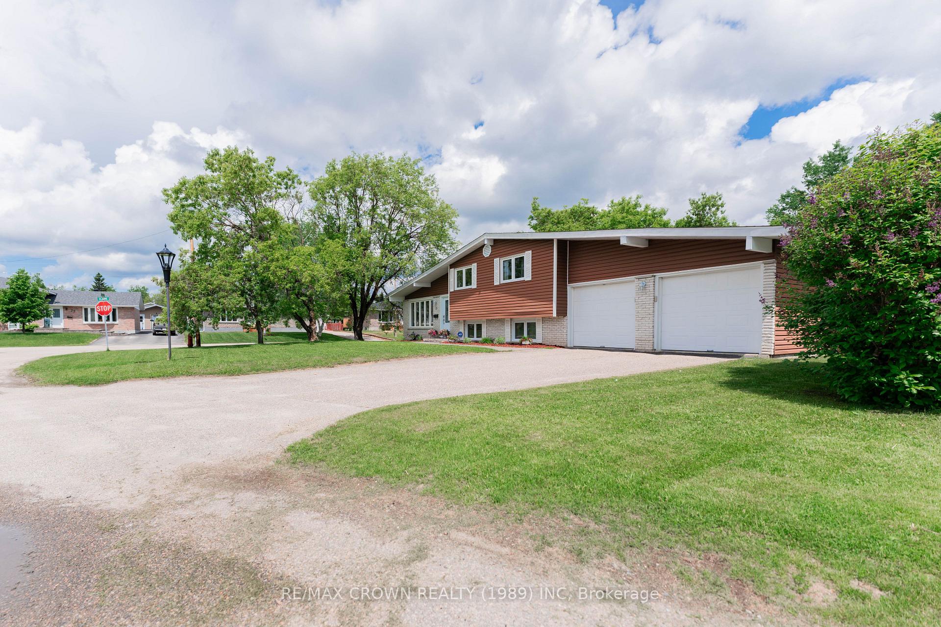 Photo 2 of 11 Kent Place, Kapuskasing — HOMEH