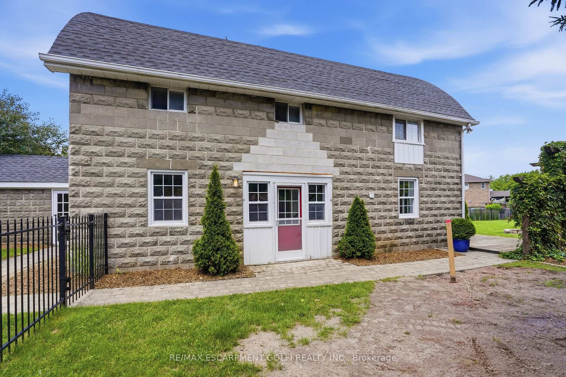 Photo 3 of Unit C, 292 Main Street, Grimsby, Grimsby West — HOMEH