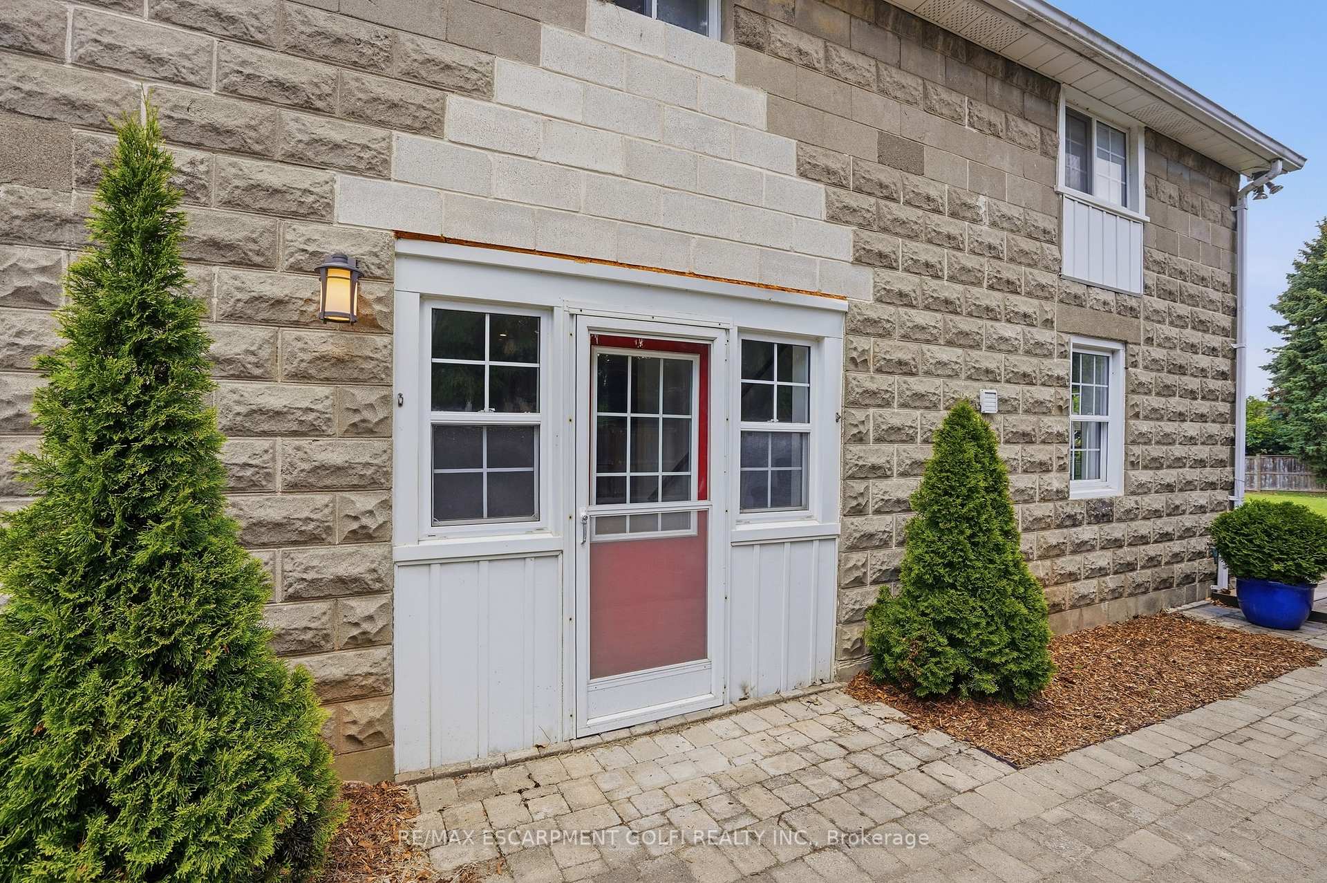 Photo 7 of Unit C, 292 Main Street, Grimsby, Grimsby West — HOMEH