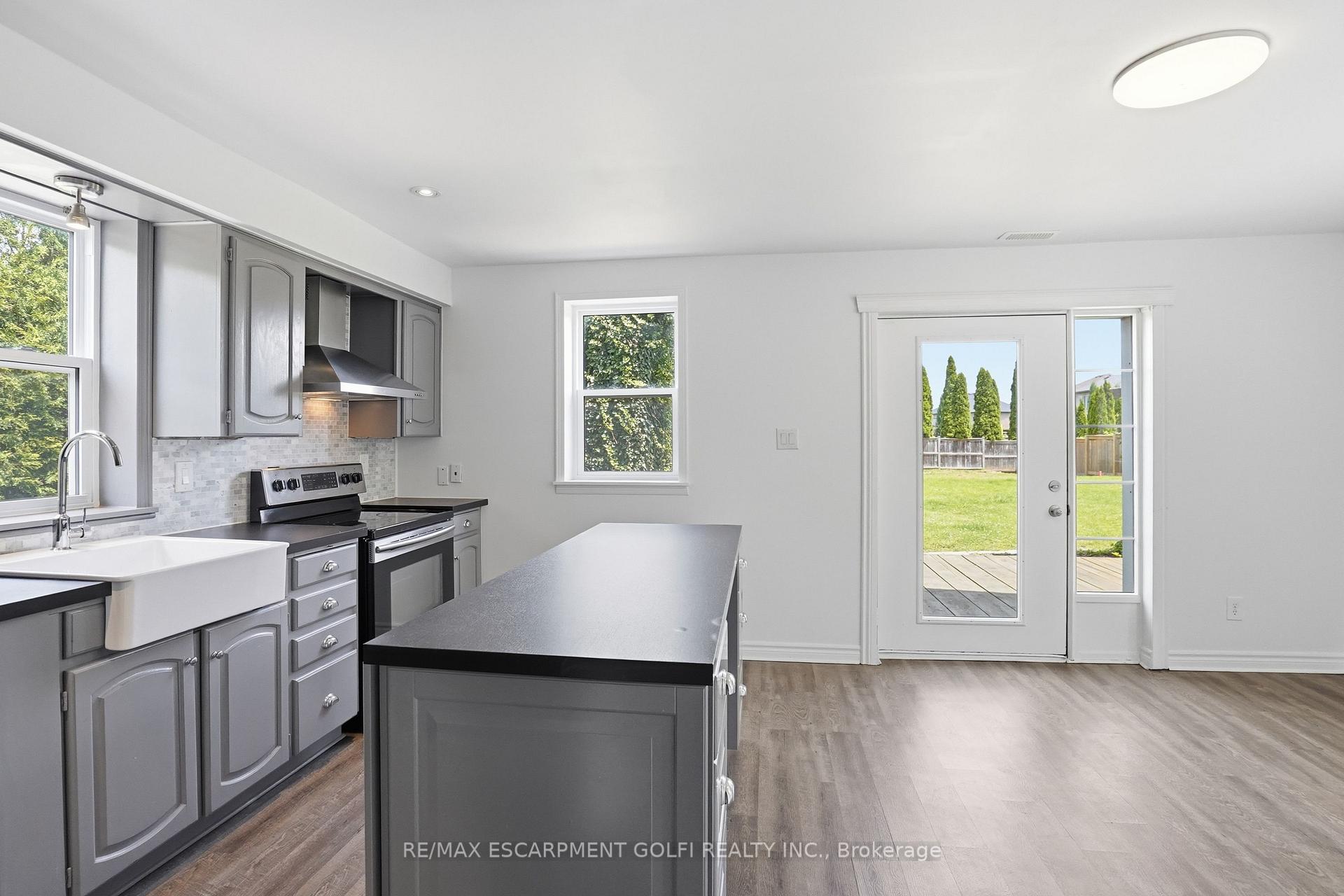 Photo 13 of Unit C, 292 Main Street, Grimsby, Grimsby West — HOMEH