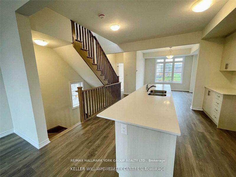 Photo 3 of 586 Murrell Boulevard, East Gwillimbury, Sharon — HOMEH