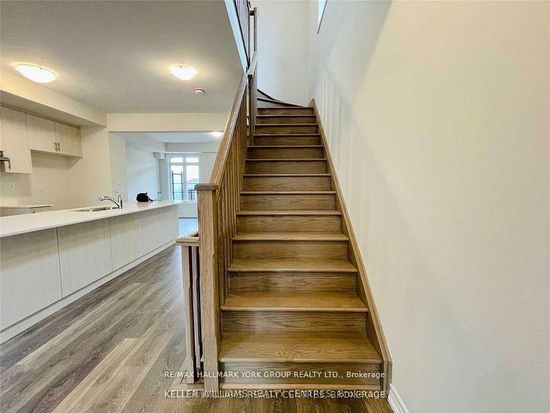 Photo 6 of 586 Murrell Boulevard, East Gwillimbury, Sharon — HOMEH