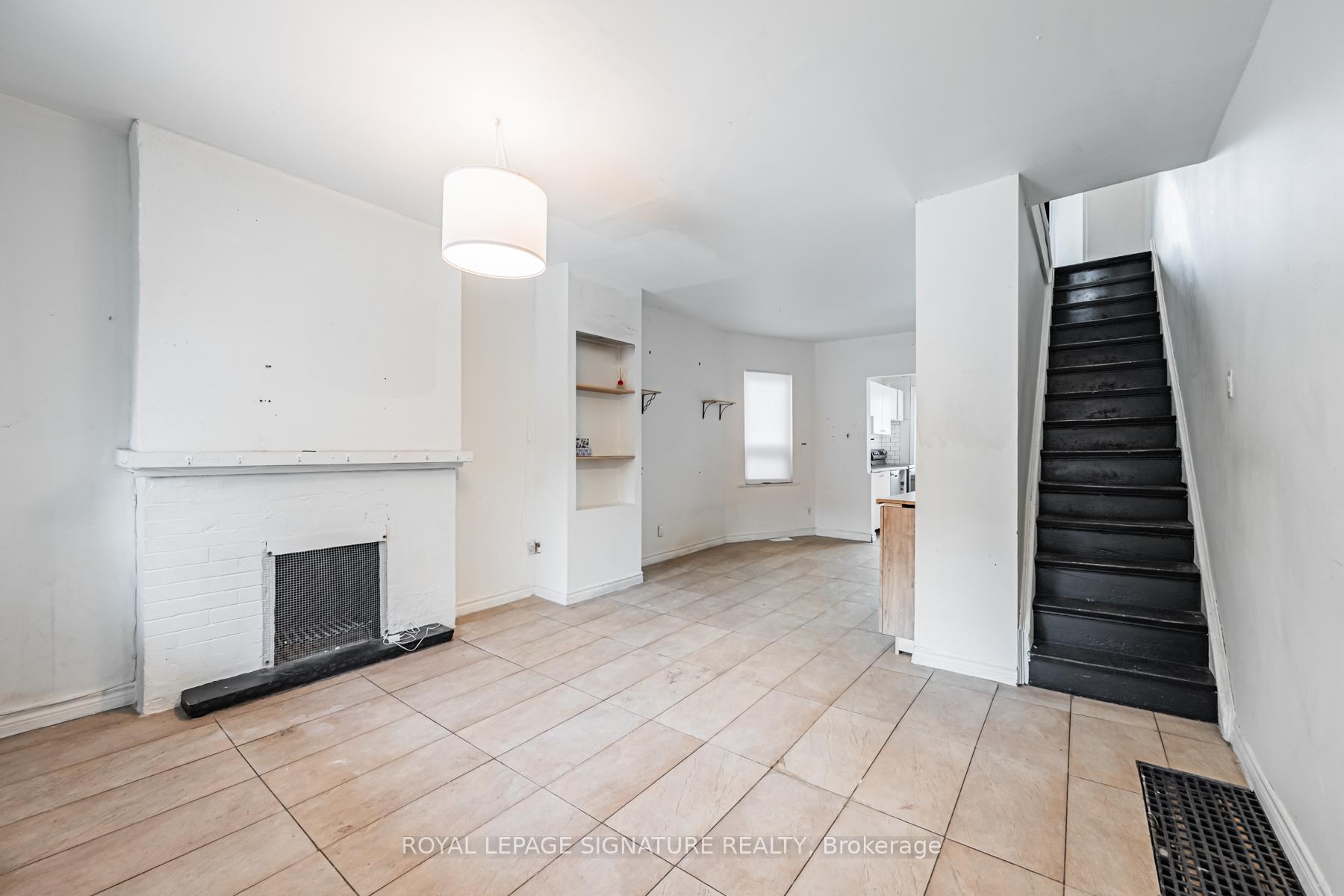 Photo 3 of 573 Coxwell Avenue, Toronto, Woodbine Corridor — HOMEH
