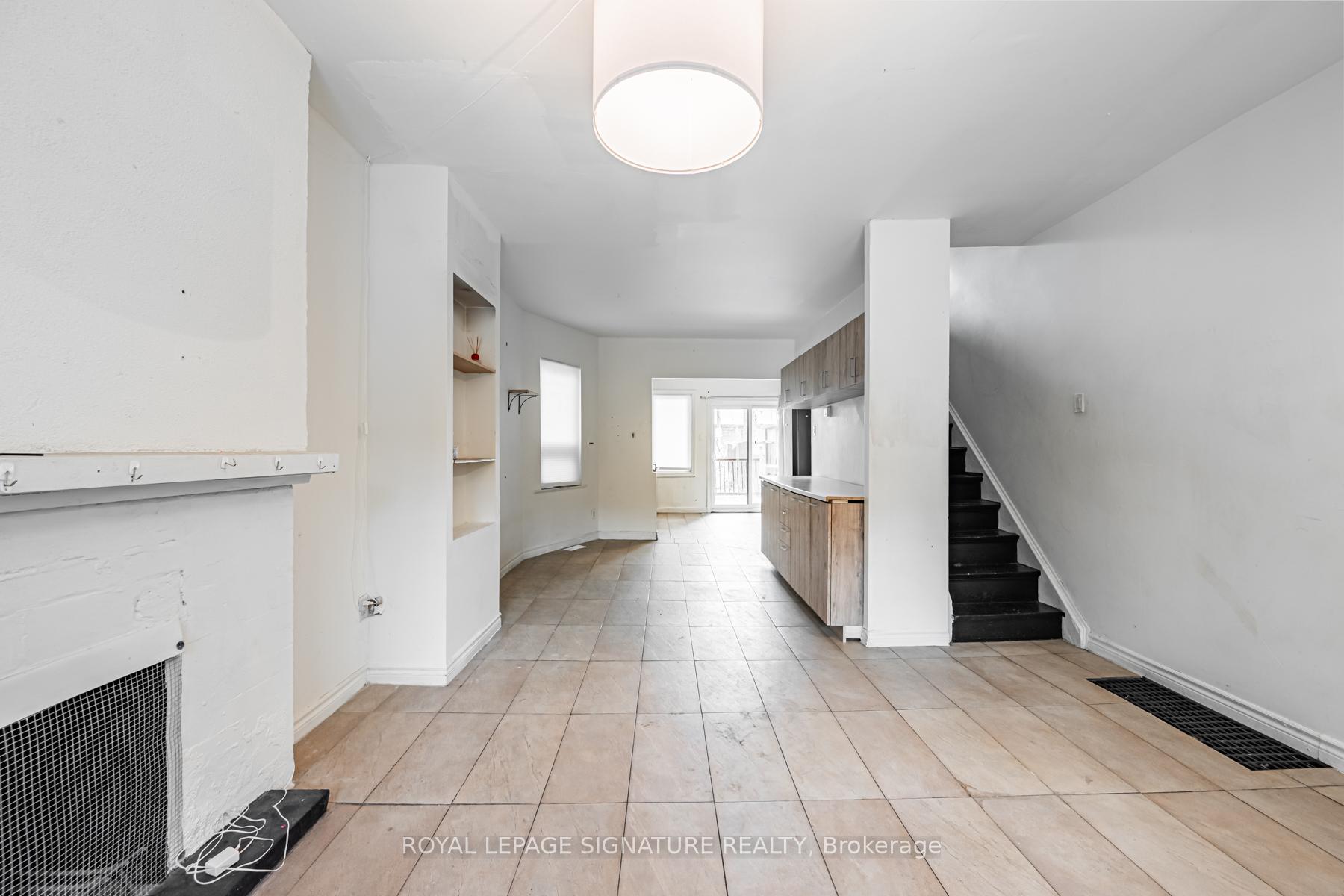 Photo 6 of 573 Coxwell Avenue, Toronto, Woodbine Corridor — HOMEH