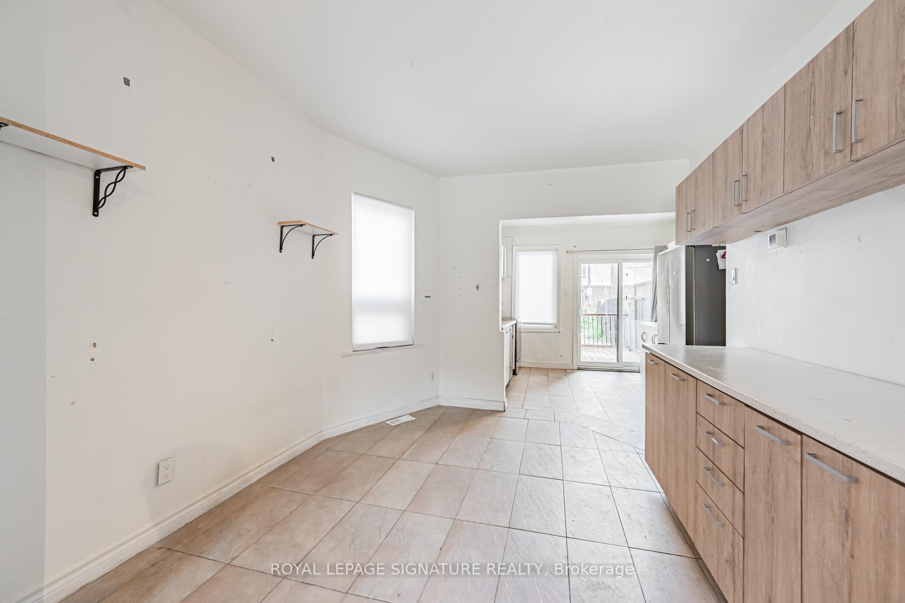 Photo 7 of 573 Coxwell Avenue, Toronto, Woodbine Corridor — HOMEH