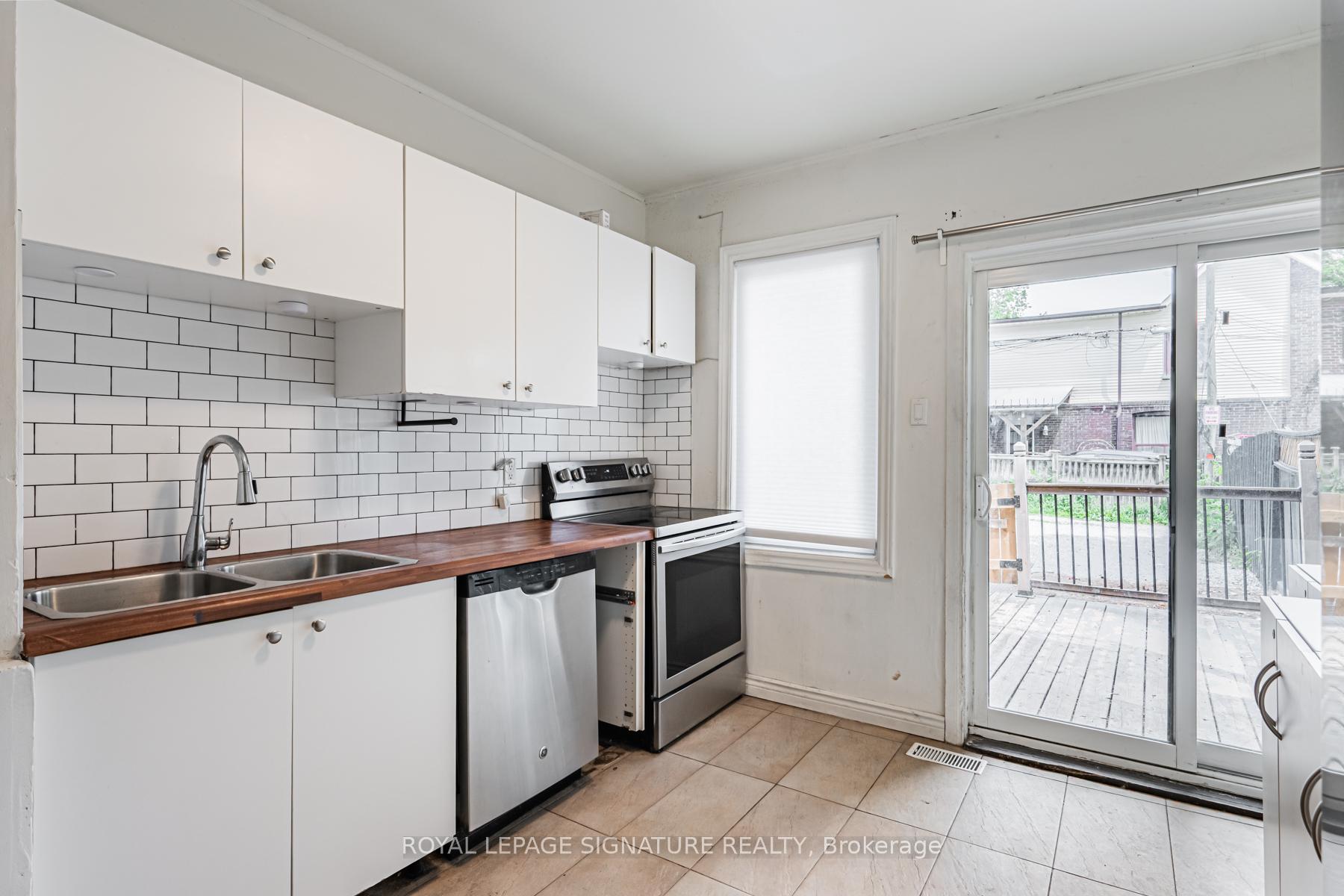 Photo 9 of 573 Coxwell Avenue, Toronto, Woodbine Corridor — HOMEH