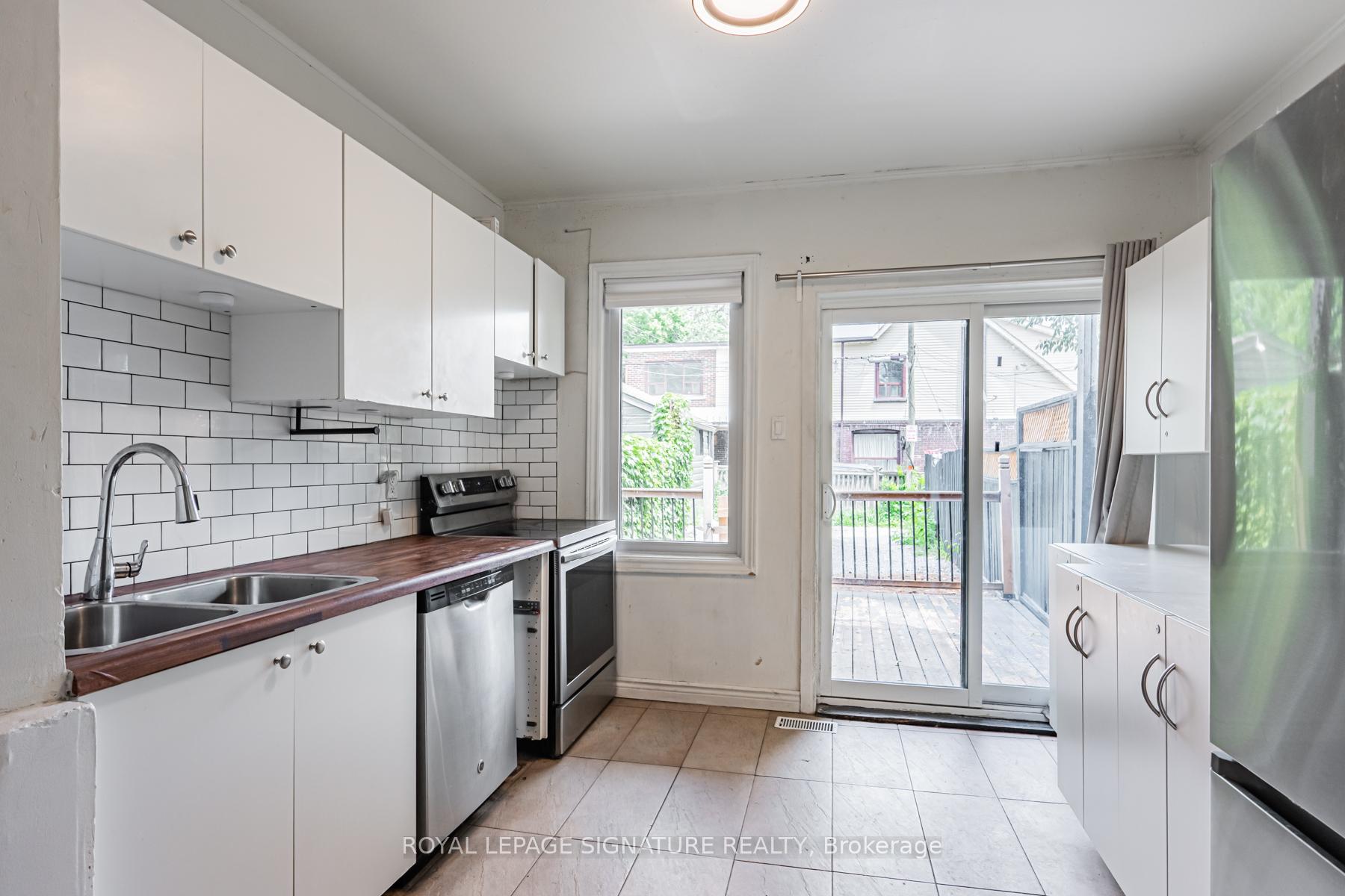 Photo 10 of 573 Coxwell Avenue, Toronto, Woodbine Corridor — HOMEH