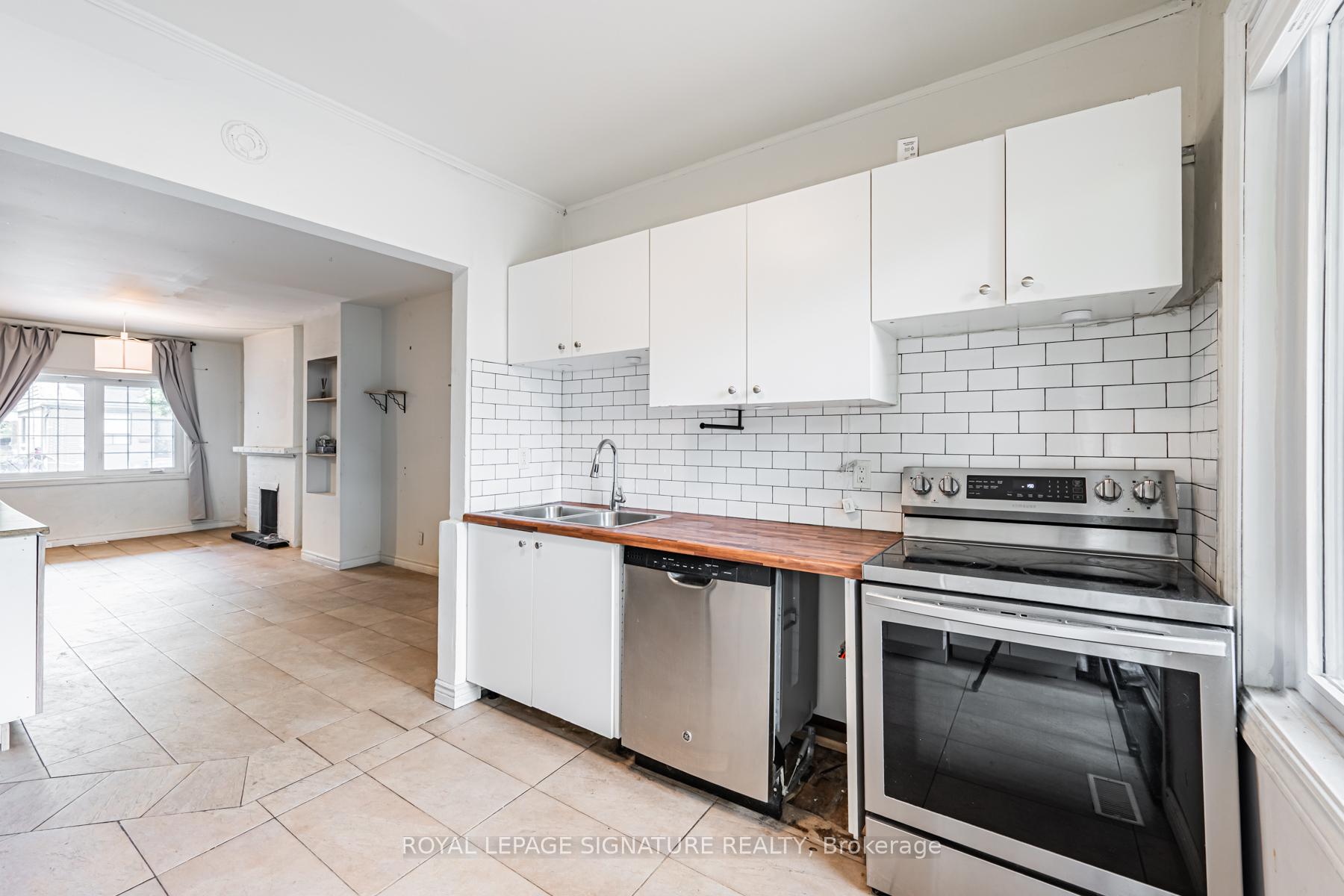 Photo 11 of 573 Coxwell Avenue, Toronto, Woodbine Corridor — HOMEH