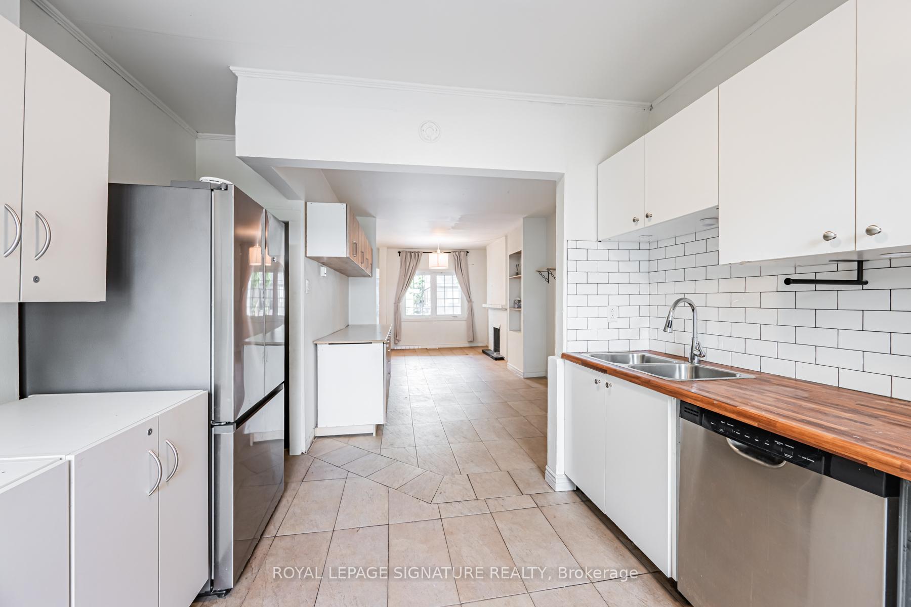 Photo 12 of 573 Coxwell Avenue, Toronto, Woodbine Corridor — HOMEH