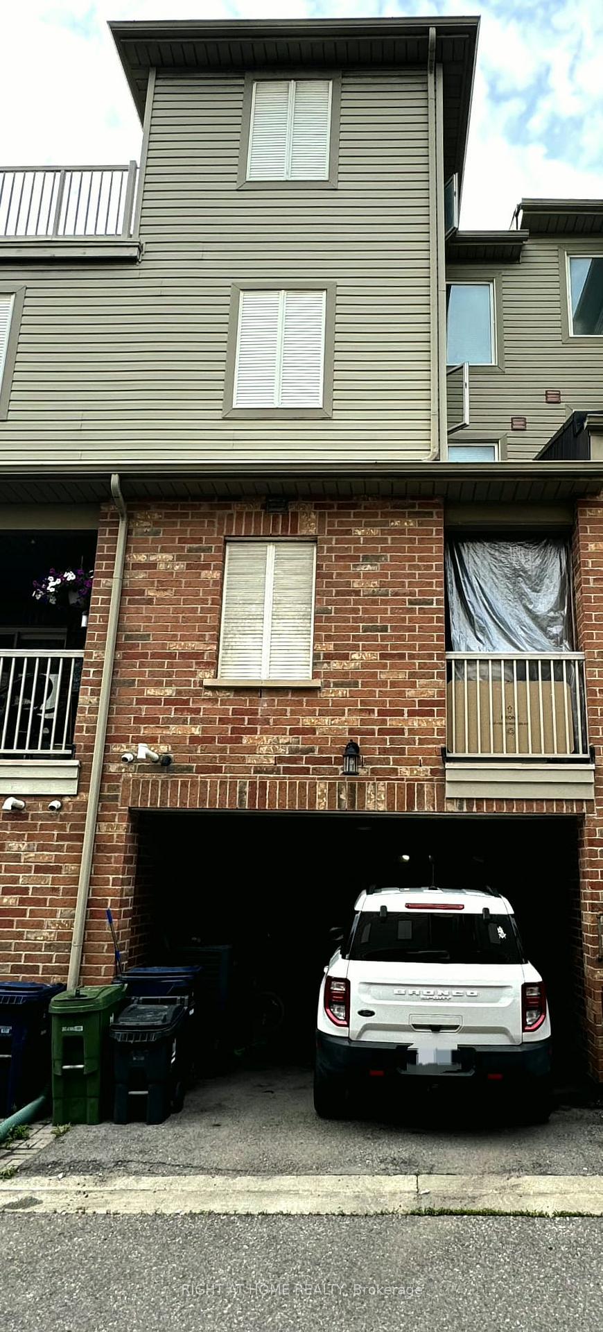 Photo 2 of 104 Odoardo Di Santo Circle, North York, Downsview-Roding-CFB — HOMEH