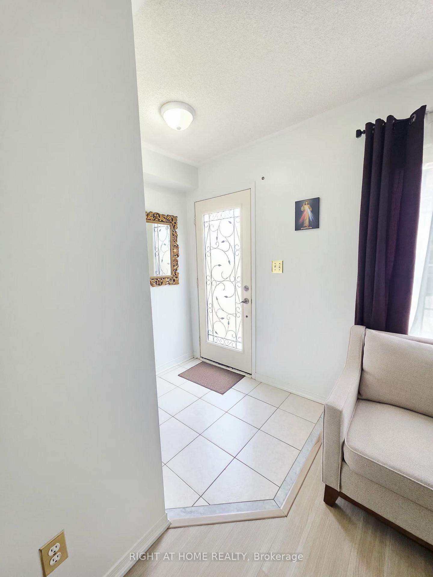 Photo 3 of 104 Odoardo Di Santo Circle, North York, Downsview-Roding-CFB — HOMEH