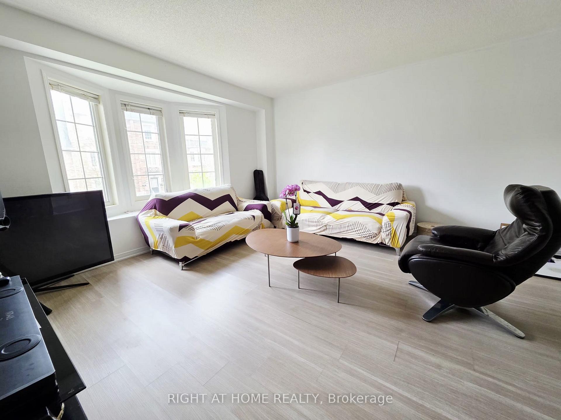 Photo 4 of 104 Odoardo Di Santo Circle, North York, Downsview-Roding-CFB — HOMEH