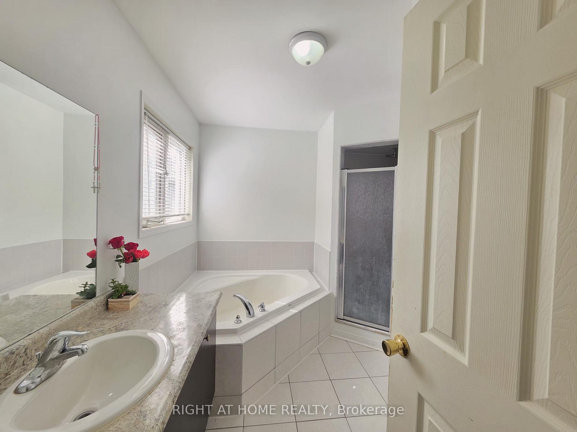 Photo 10 of 104 Odoardo Di Santo Circle, North York, Downsview-Roding-CFB — HOMEH