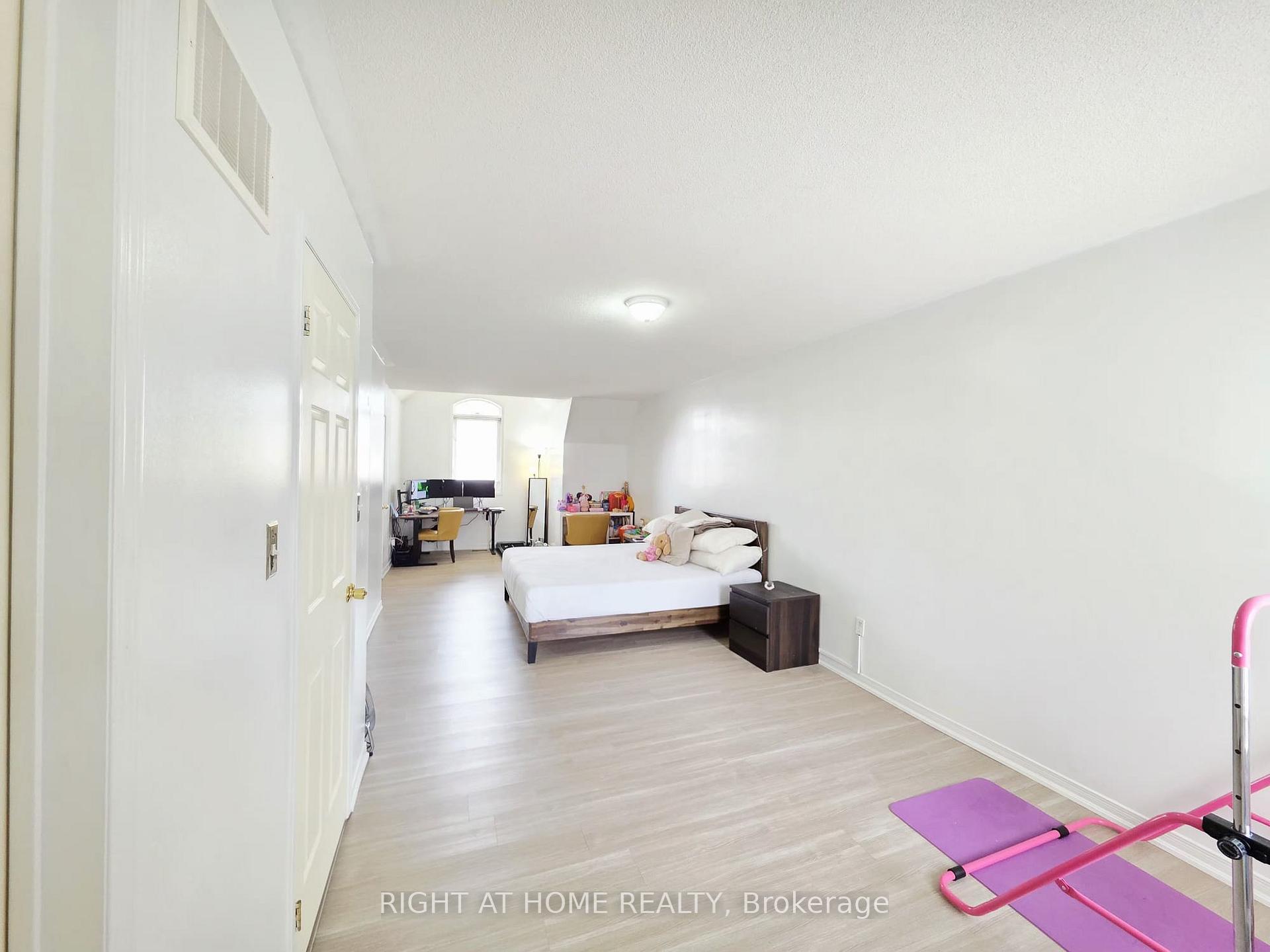 Photo 11 of 104 Odoardo Di Santo Circle, North York, Downsview-Roding-CFB — HOMEH