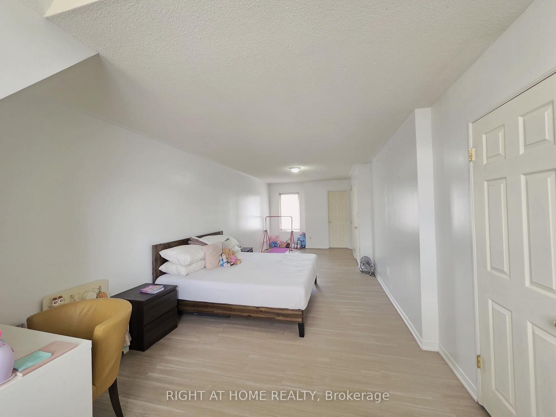 Photo 12 of 104 Odoardo Di Santo Circle, North York, Downsview-Roding-CFB — HOMEH