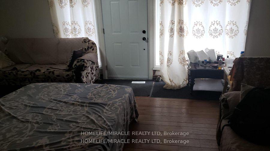 Photo 3 of 7496 Redstone Road, Mississauga, Malton — HOMEH
