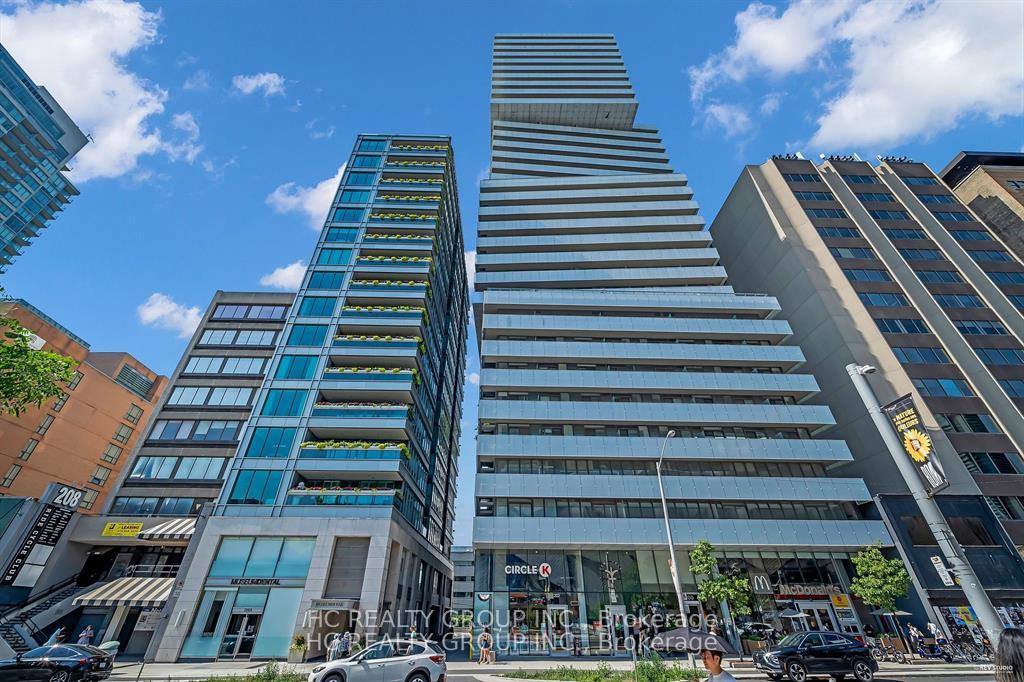 Front of Unit 904, 200 Bloor Street W
