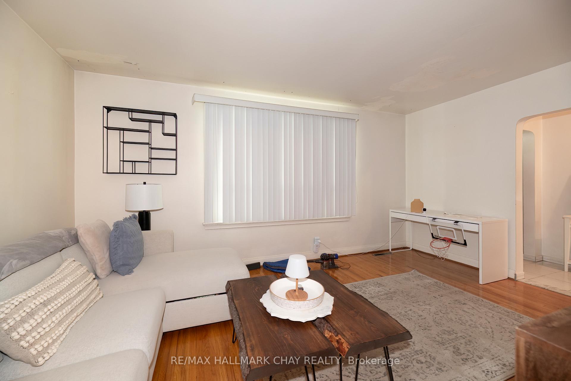 Photo 10 of 23 Chappel Hill Road, North York, Downsview-Roding-CFB — HOMEH