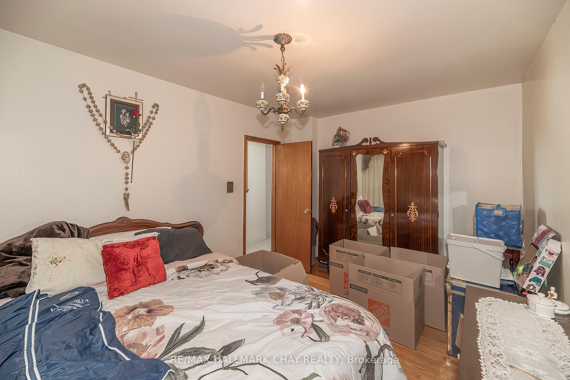 Photo 17 of 23 Chappel Hill Road, North York, Downsview-Roding-CFB — HOMEH