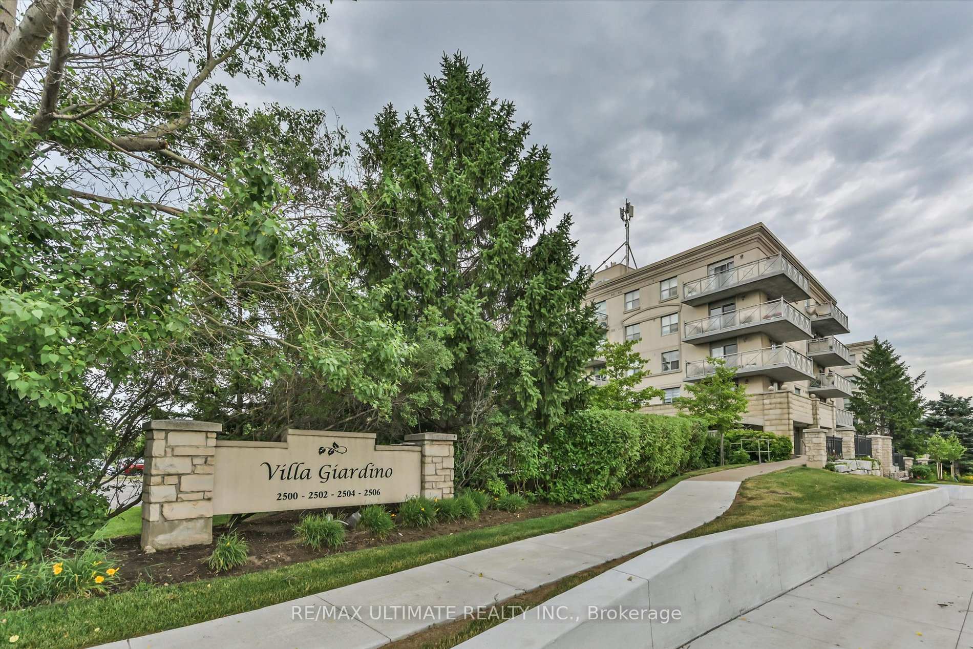 Photo 2 of Unit 307, 2500 Rutherford Road, Vaughan, Maple — HOMEH