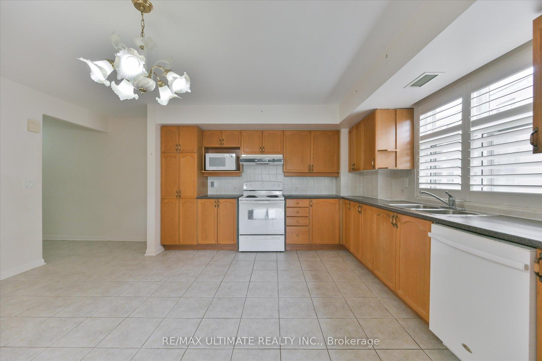 Photo 14 of Unit 307, 2500 Rutherford Road, Vaughan, Maple — HOMEH