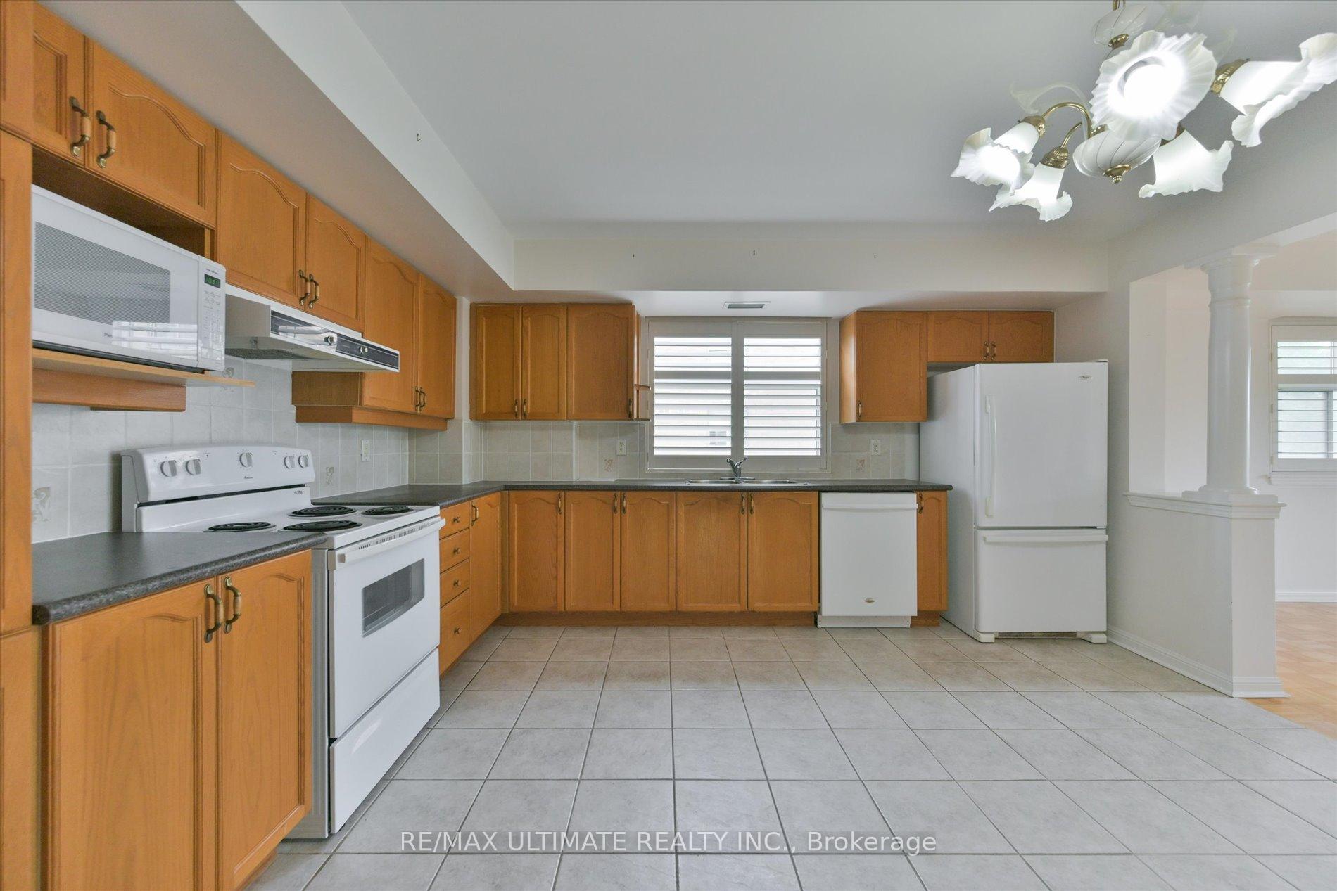 Photo 15 of Unit 307, 2500 Rutherford Road, Vaughan, Maple — HOMEH