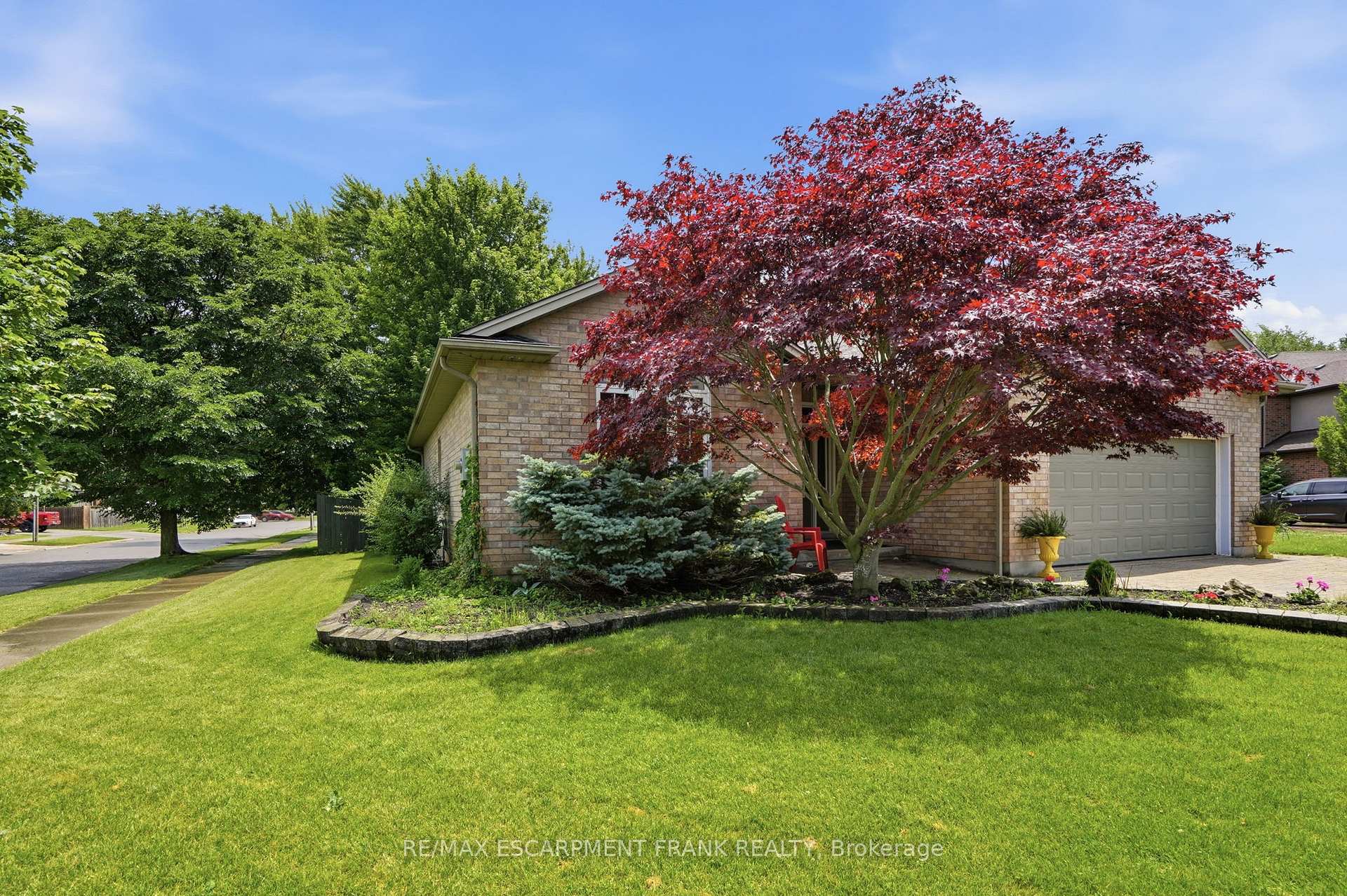 Photo 4 of 19 Green Pointe Drive, Welland, N. Welland — HOMEH