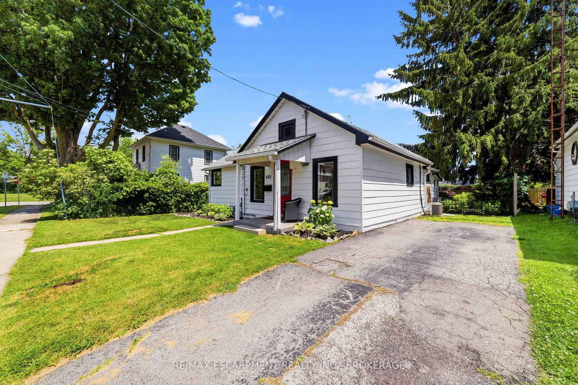 Photo 3 of 425 Ross Avenue, Haldimand, Dunnville — HOMEH