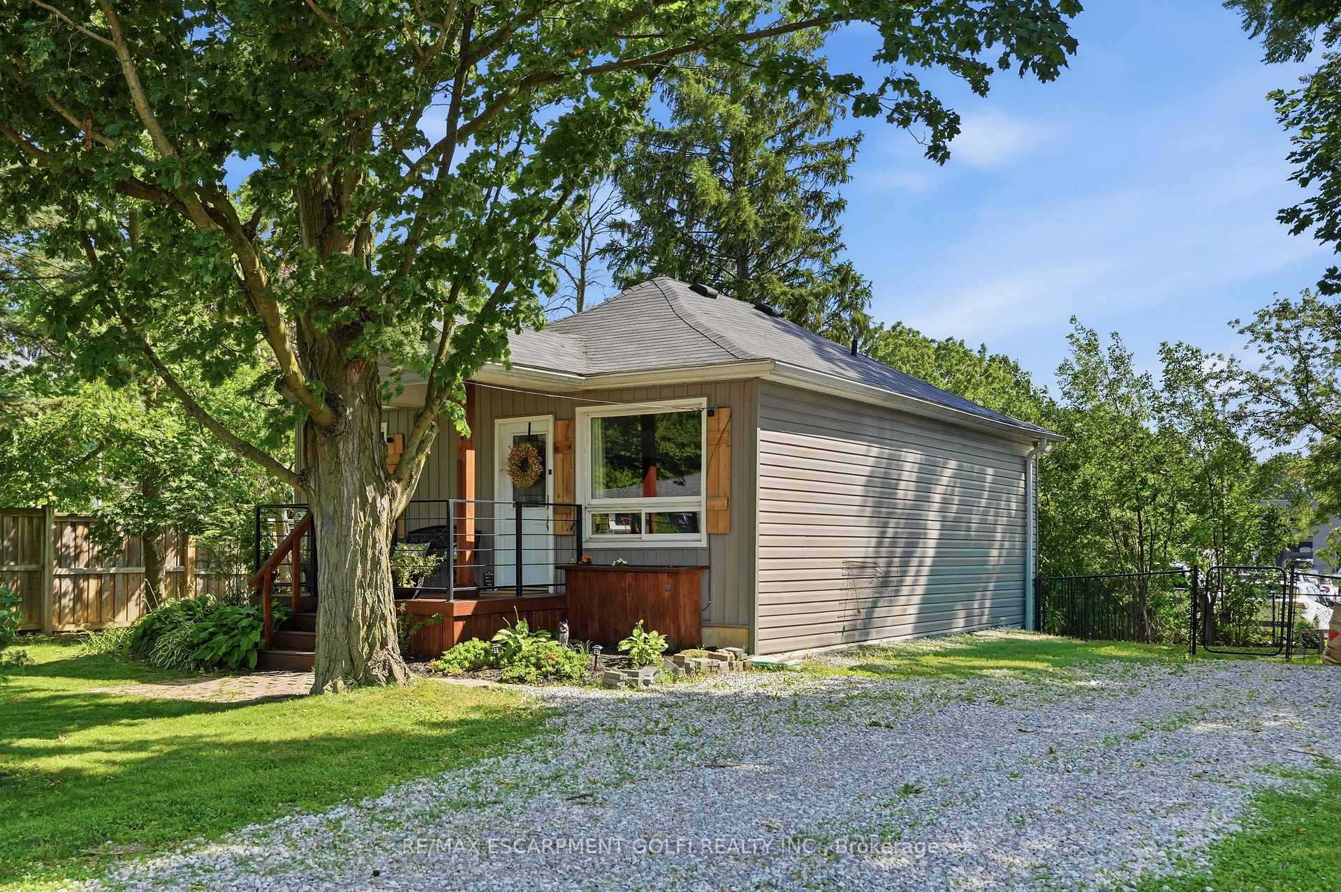 Photo 2 of 21 Renfrew Street E, Haldimand — HOMEH