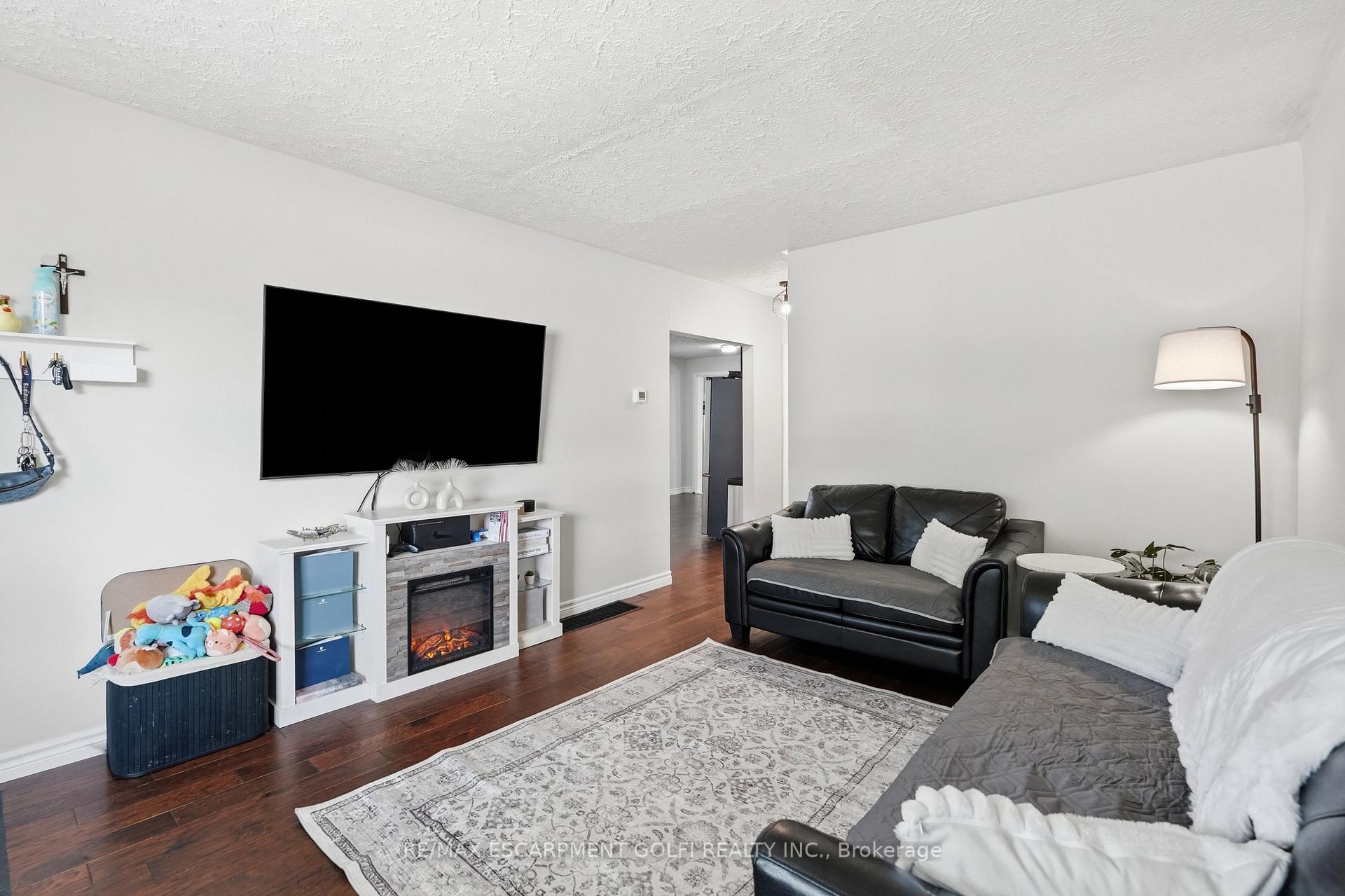 Photo 8 of 21 Renfrew Street E, Haldimand — HOMEH