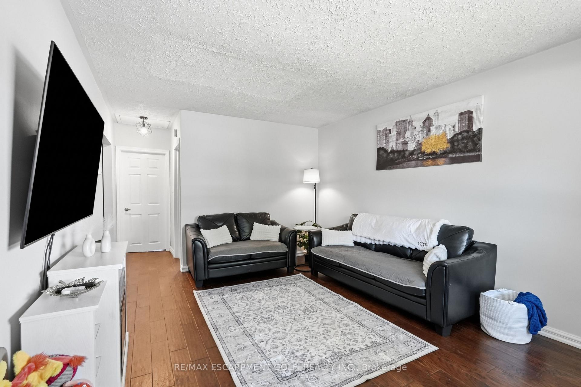 Photo 9 of 21 Renfrew Street E, Haldimand — HOMEH
