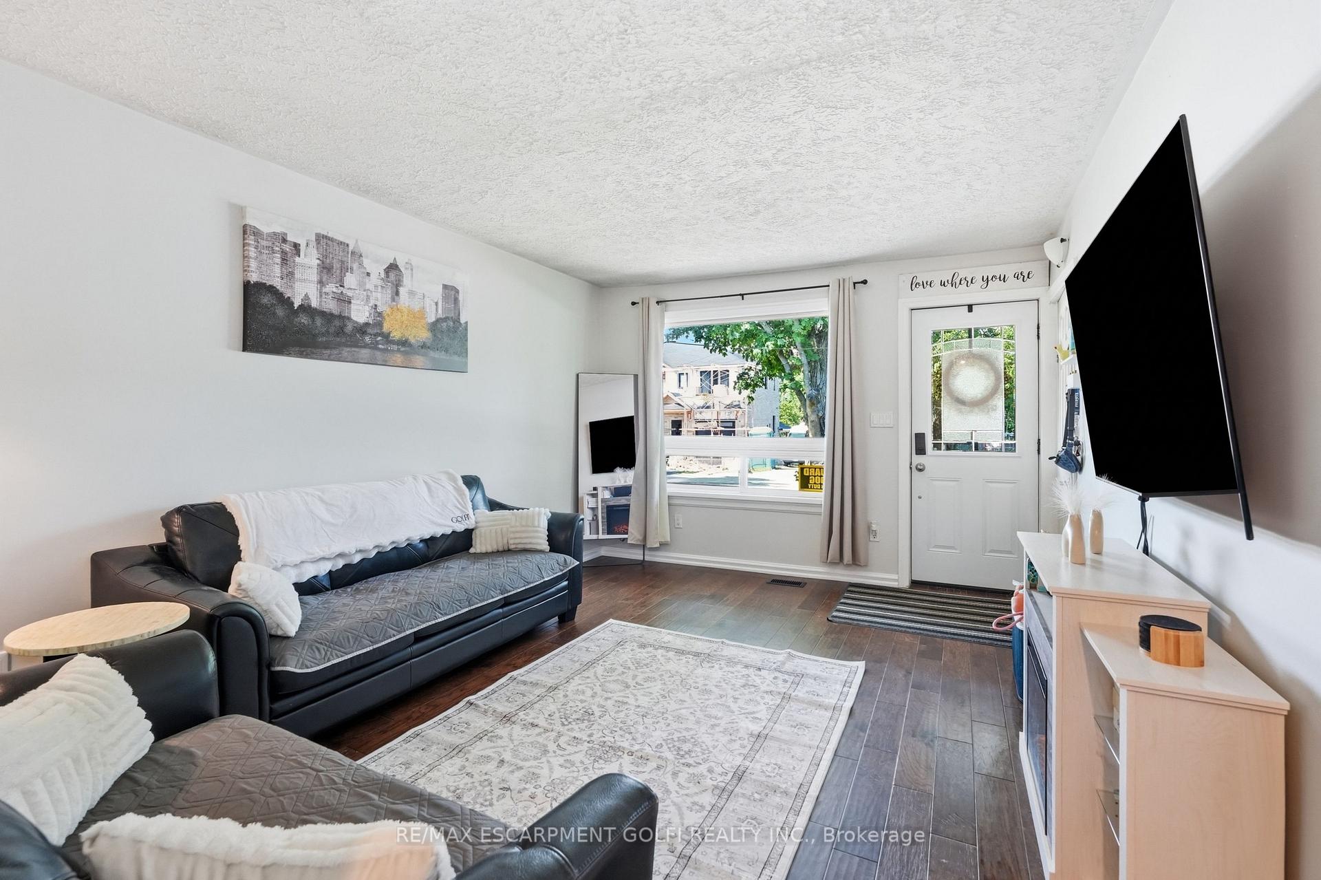 Photo 10 of 21 Renfrew Street E, Haldimand — HOMEH