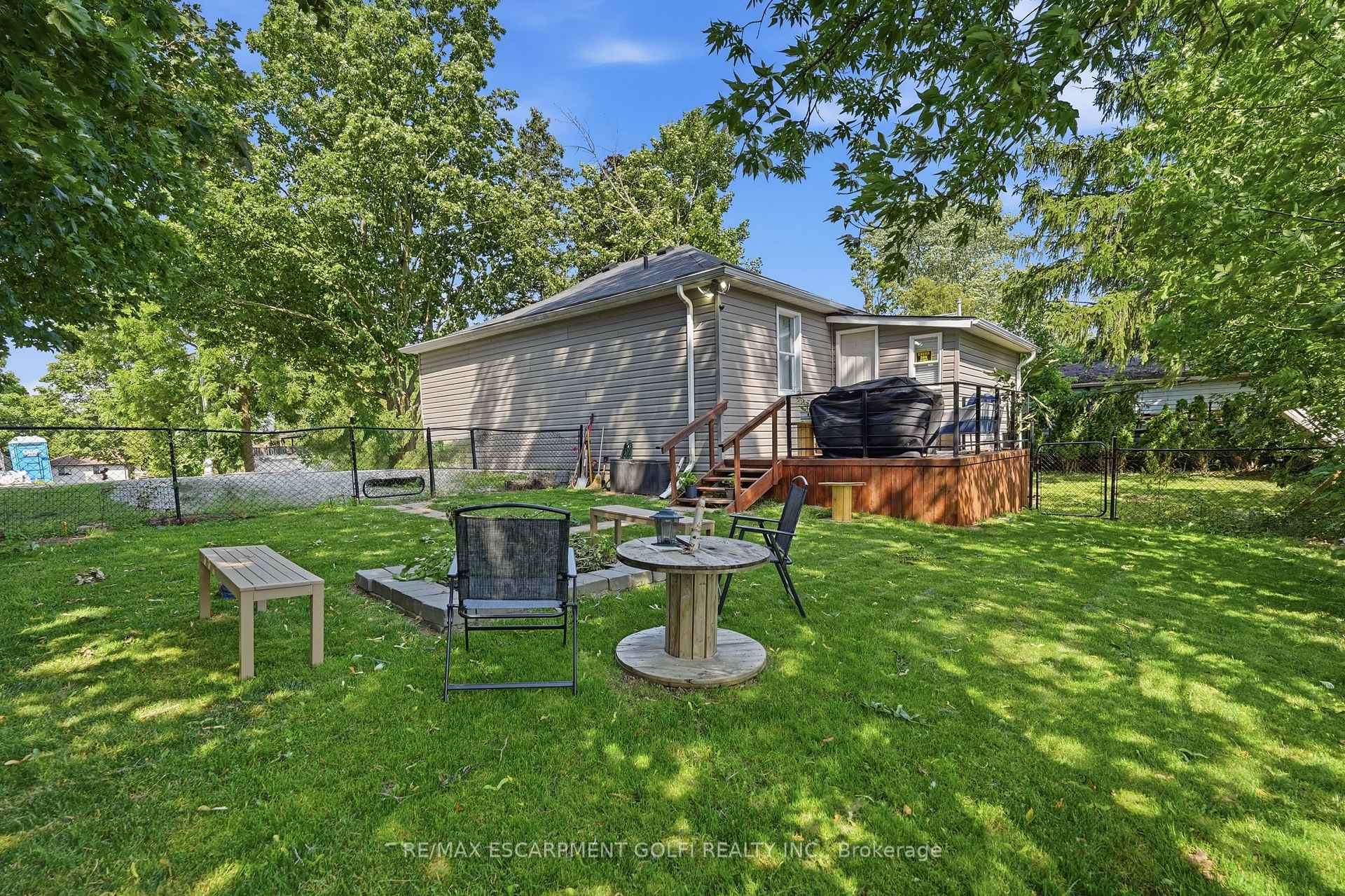 Photo 27 of 21 Renfrew Street E, Haldimand — HOMEH