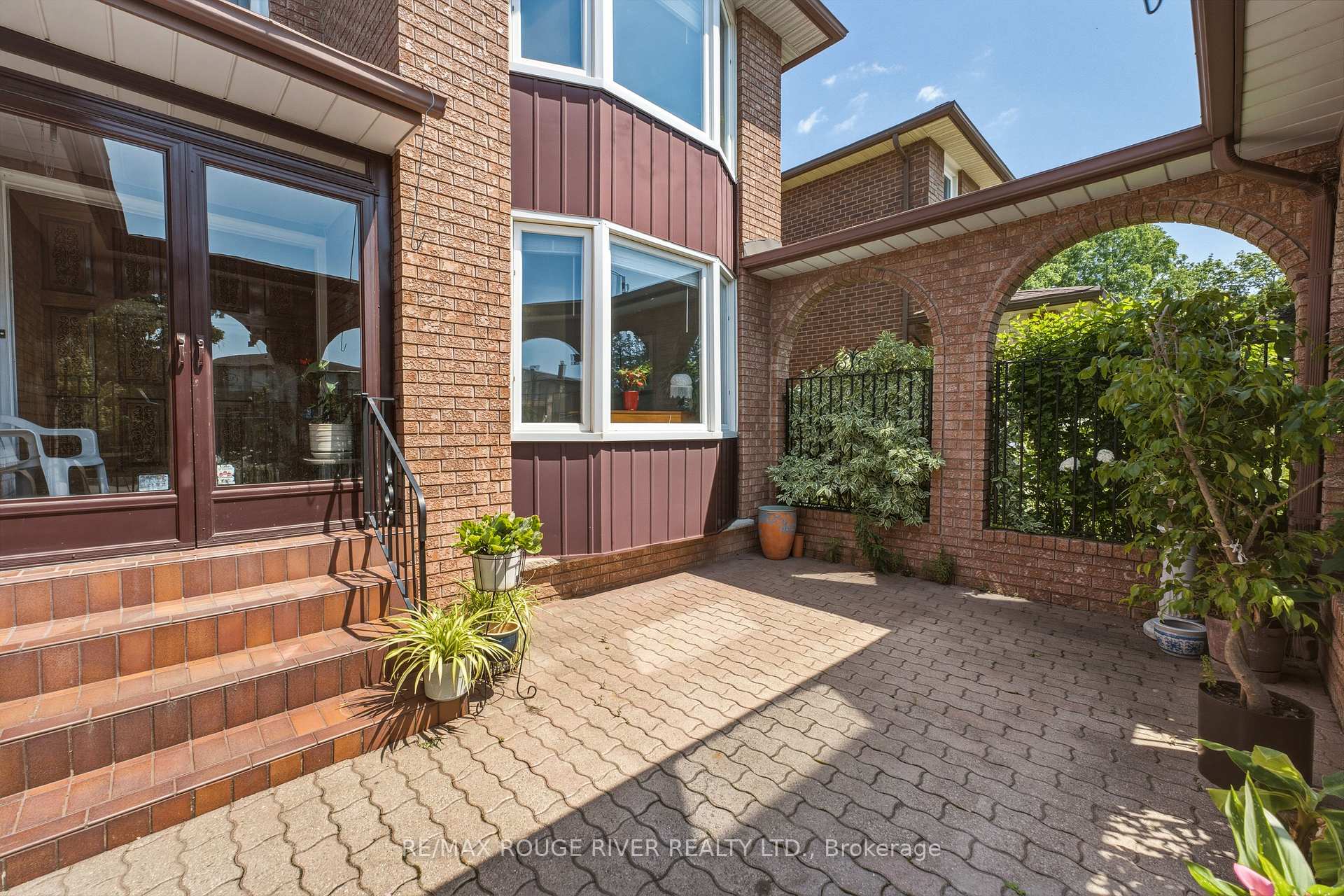 Photo 3 of 51 Sugarbush Square, Scarborough, Highland Creek — HOMEH