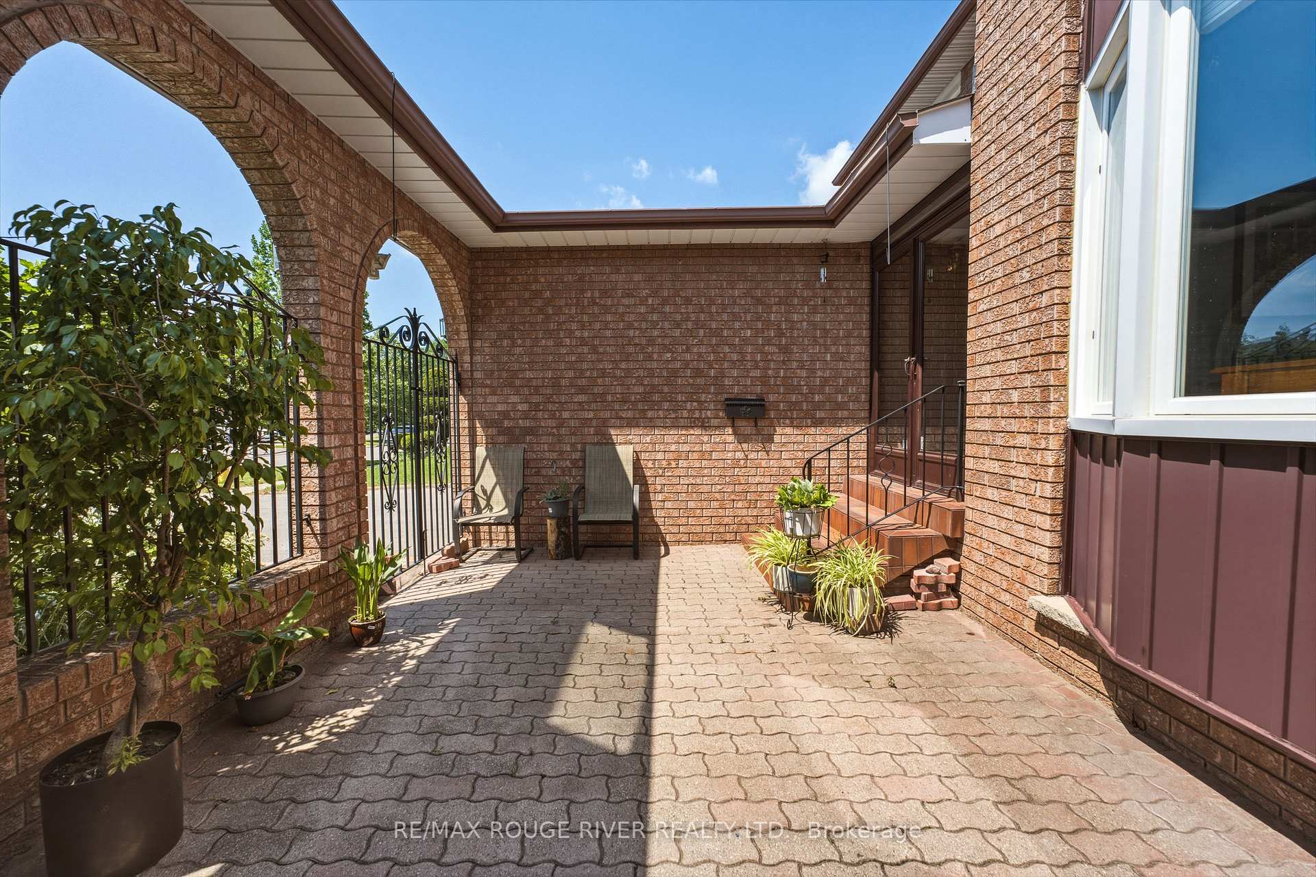 Photo 4 of 51 Sugarbush Square, Scarborough, Highland Creek — HOMEH