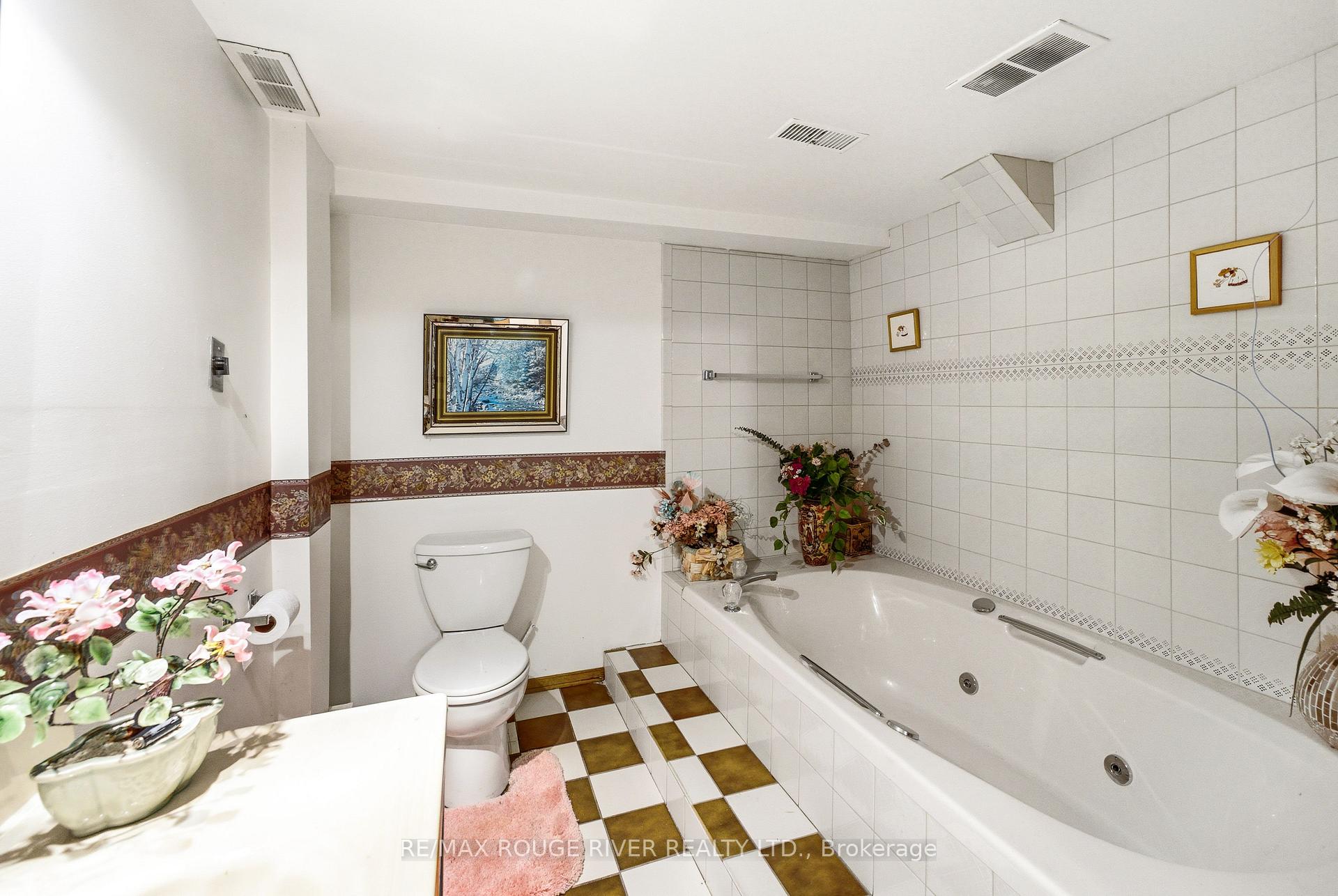 Photo 33 of 51 Sugarbush Square, Scarborough, Highland Creek — HOMEH