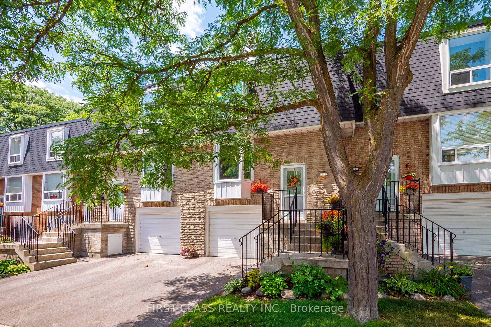 Photo 2 of 202 Royal Orchard Boulevard, Markham, Royal Orchard — HOMEH