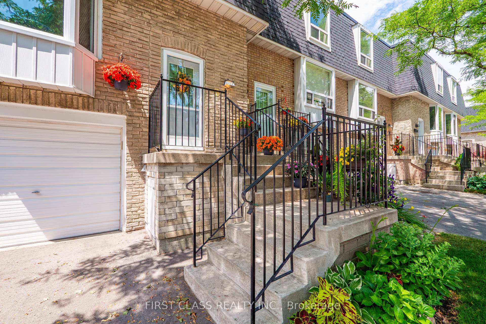 Photo 5 of 202 Royal Orchard Boulevard, Markham, Royal Orchard — HOMEH
