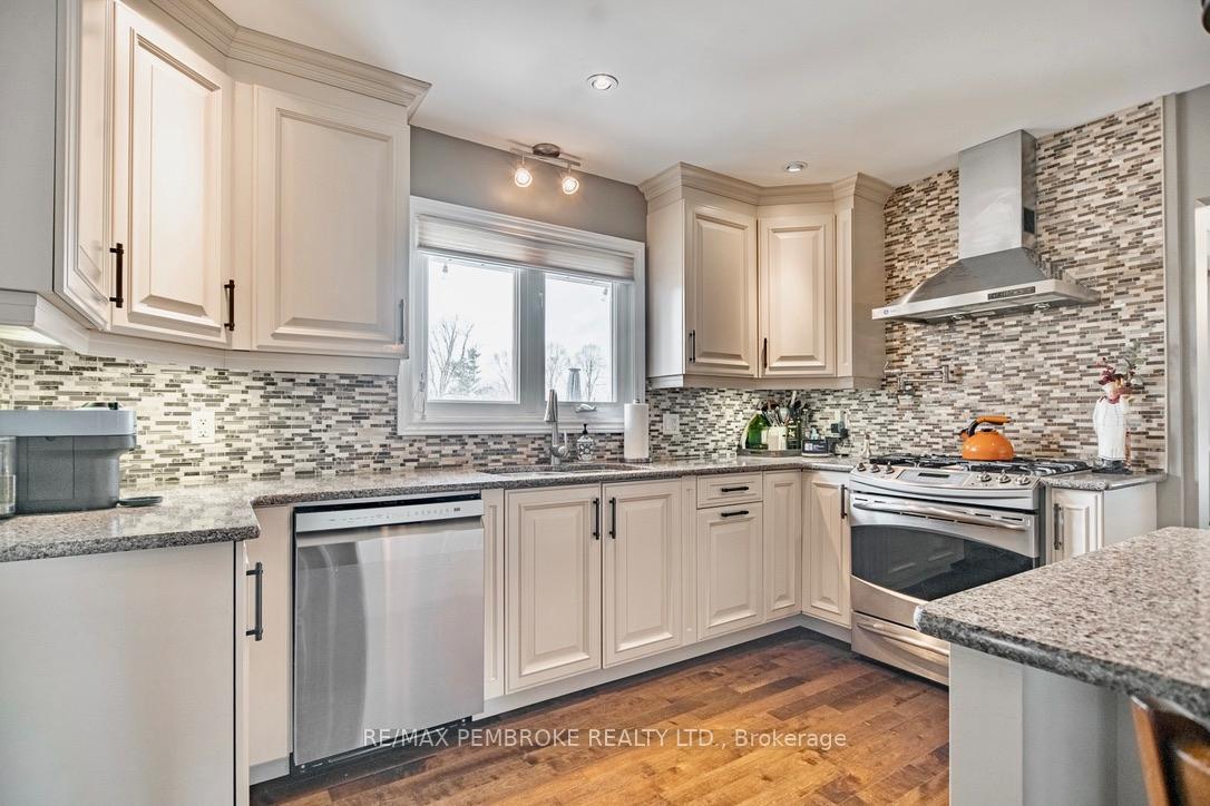 Photo 10 of 282 Clemow Avenue, Pembroke, Pembroke — HOMEH