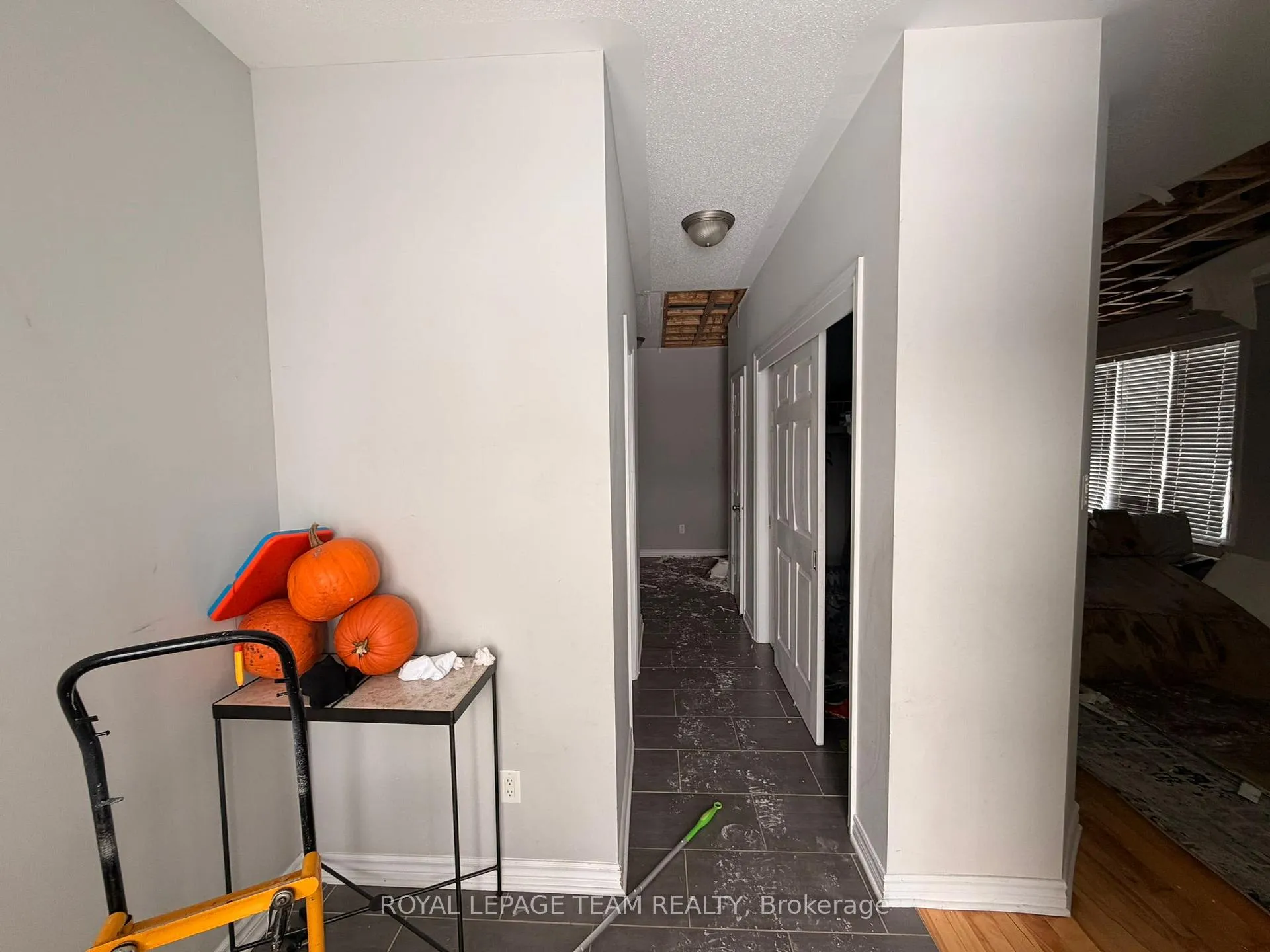 Photo 3 of 300 Fairlakes Way, Ottawa, Avalon East — HOMEH