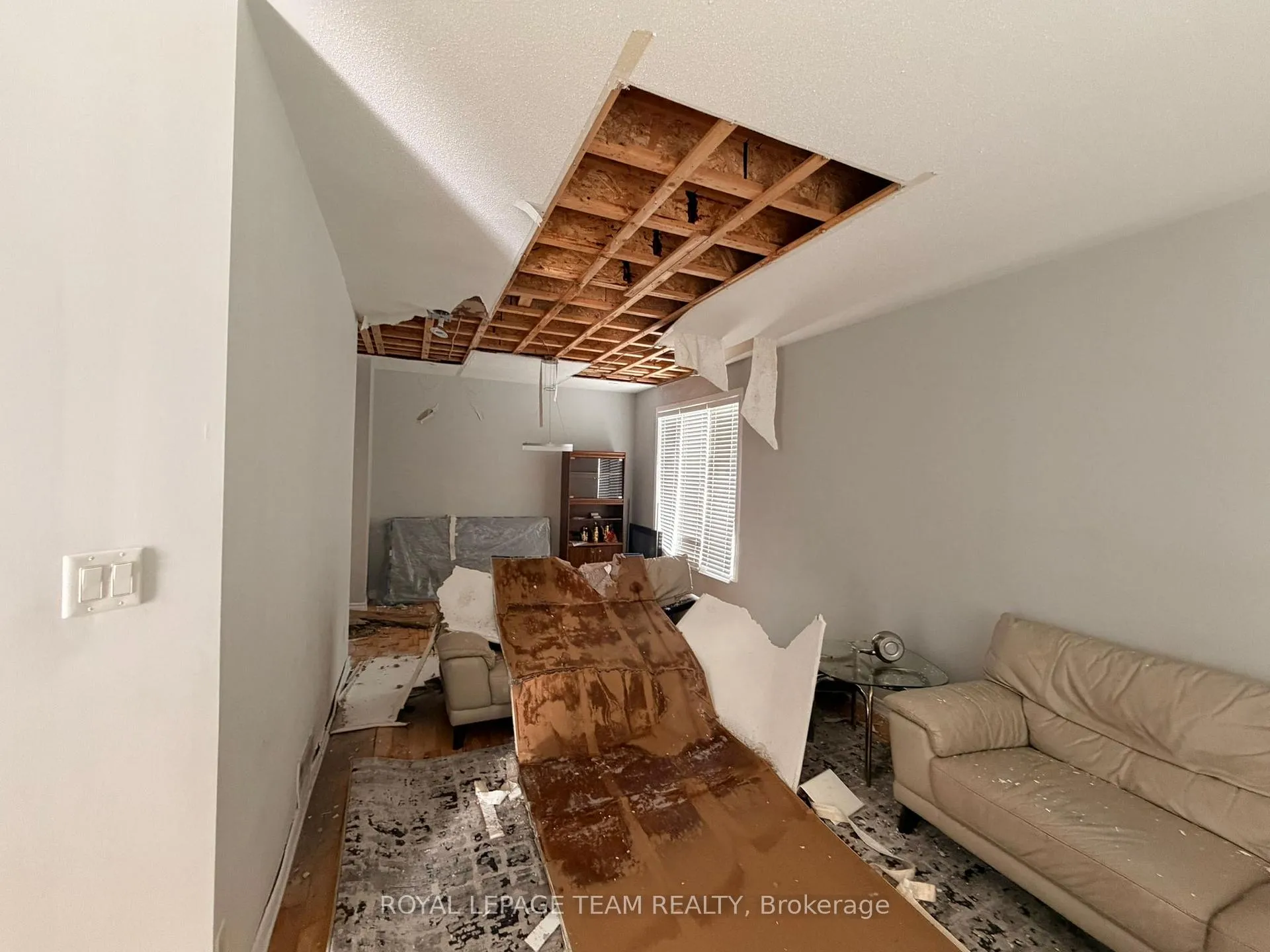 Photo 4 of 300 Fairlakes Way, Ottawa, Avalon East — HOMEH