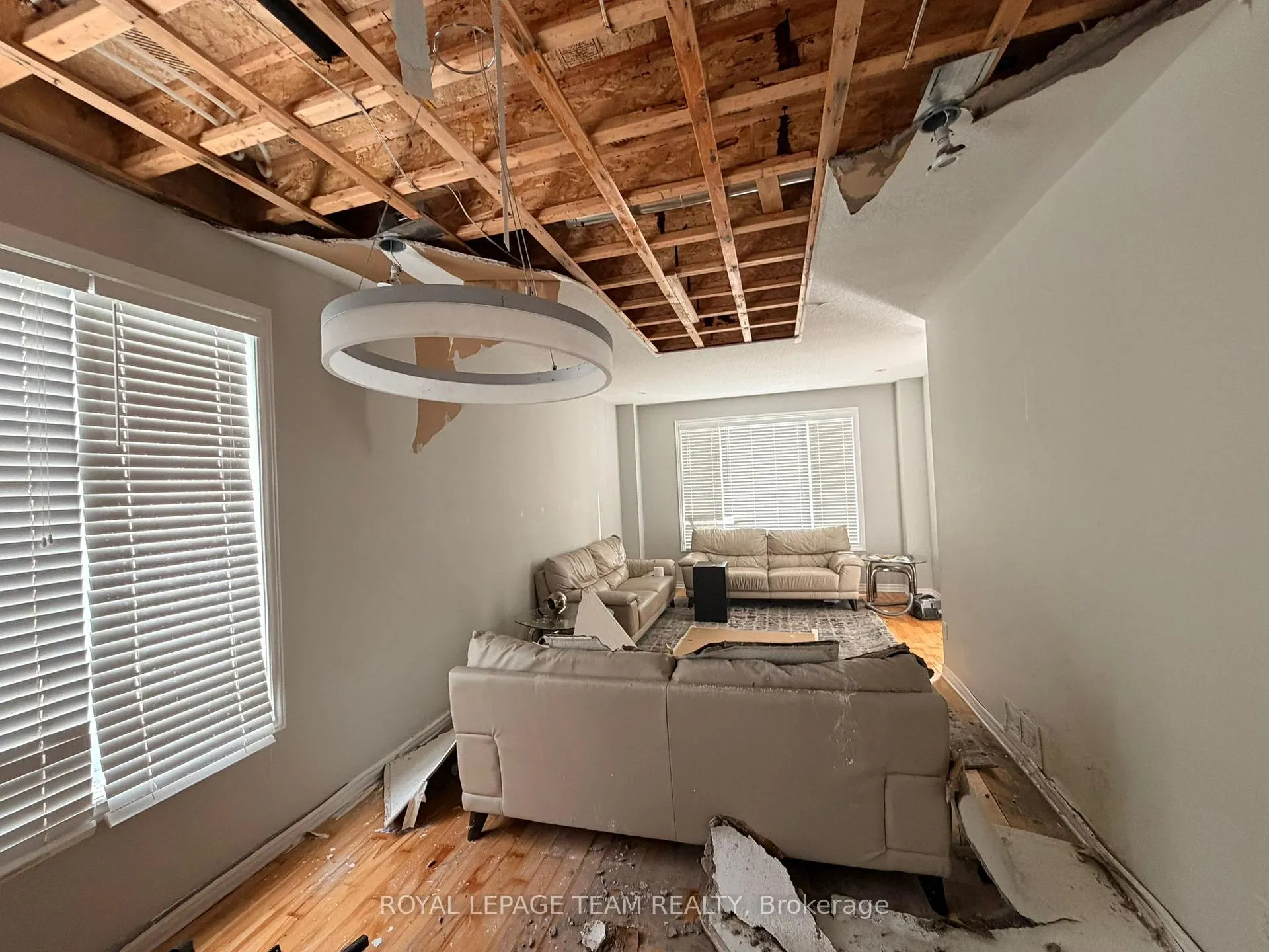 Photo 5 of 300 Fairlakes Way, Ottawa, Avalon East — HOMEH