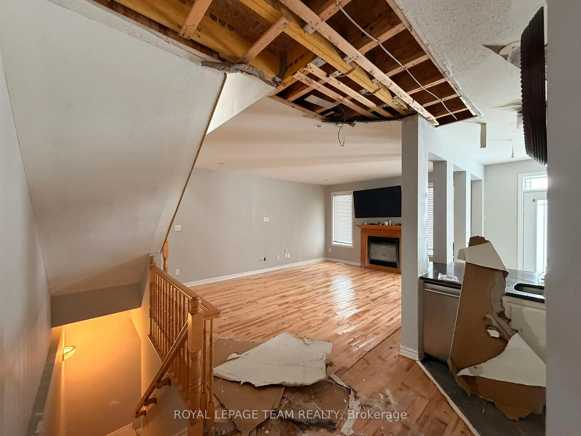 Photo 7 of 300 Fairlakes Way, Ottawa, Avalon East — HOMEH