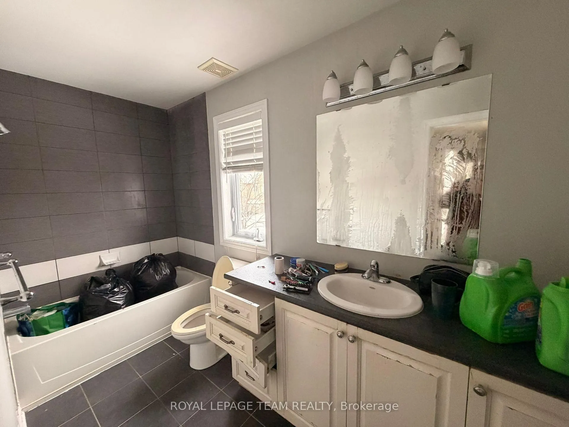 Photo 17 of 300 Fairlakes Way, Ottawa, Avalon East — HOMEH