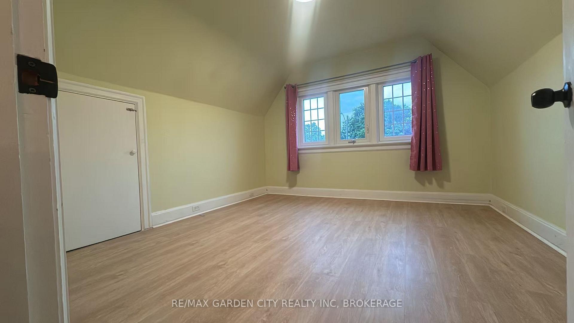 Photo 17 of 56 South Drive, St. Catharines, Old Glenridge — HOMEH