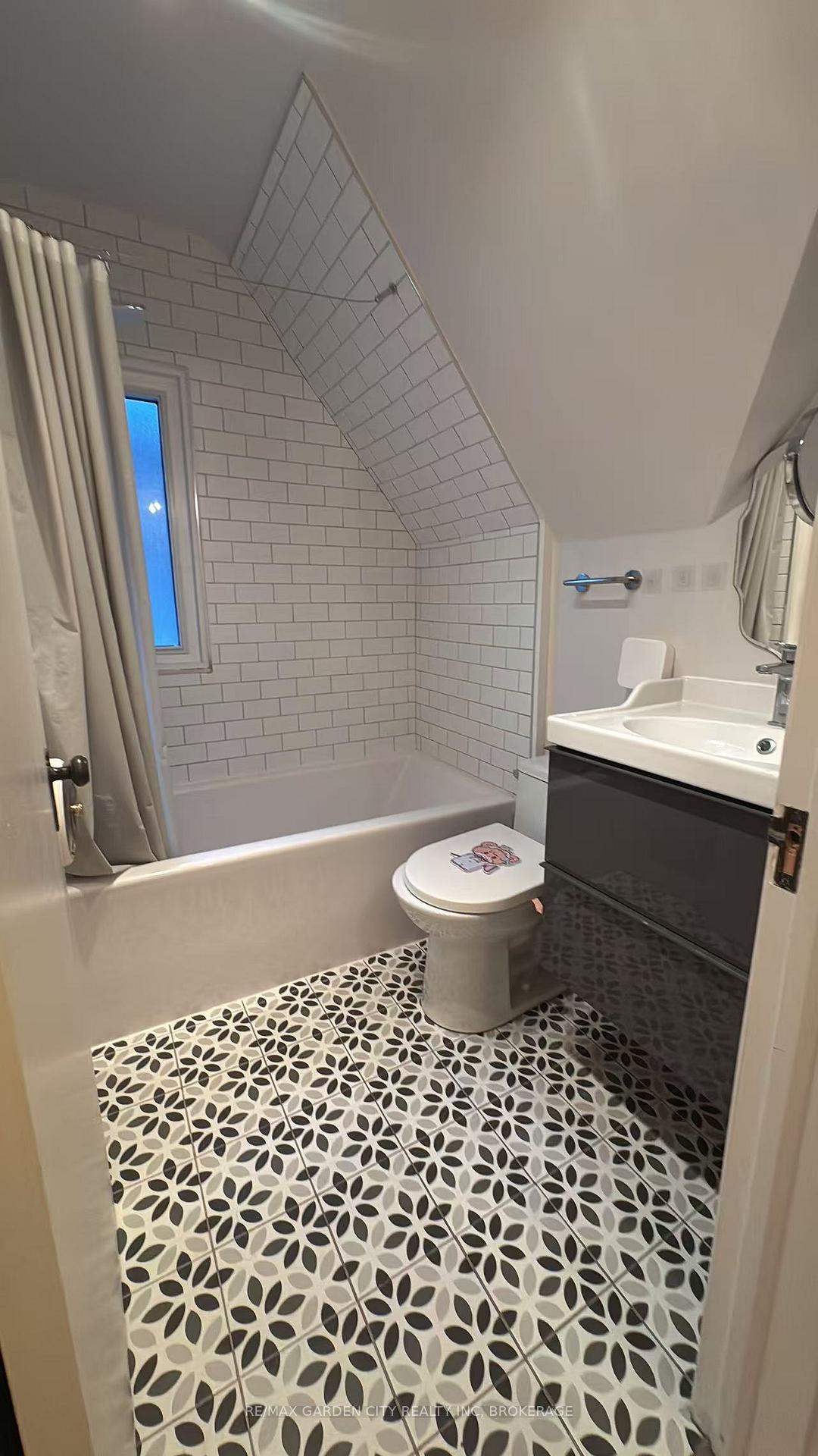 Photo 18 of 56 South Drive, St. Catharines, Old Glenridge — HOMEH