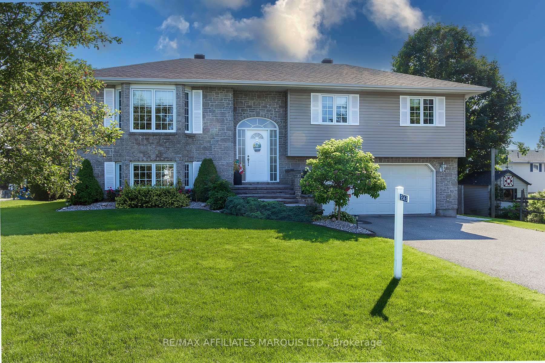 Front of 5563 Bridlewood Court