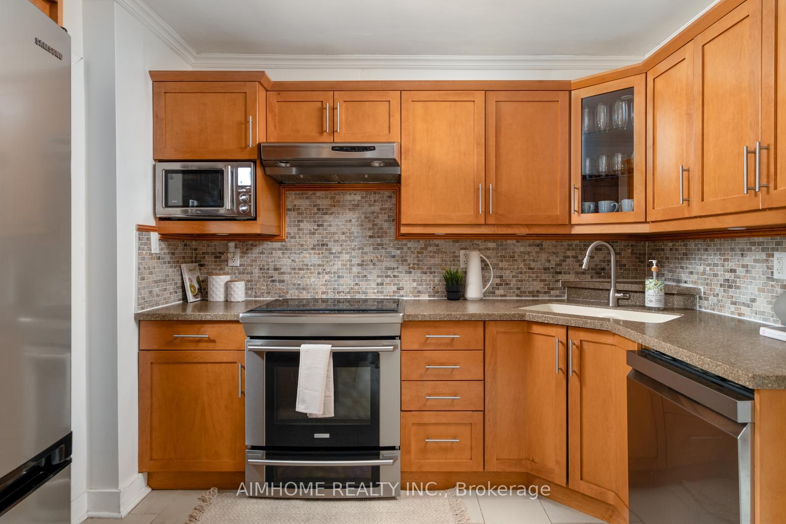 Photo 8 of 40 Kings Park Boulevard, Toronto, Danforth Village-East York — HOMEH