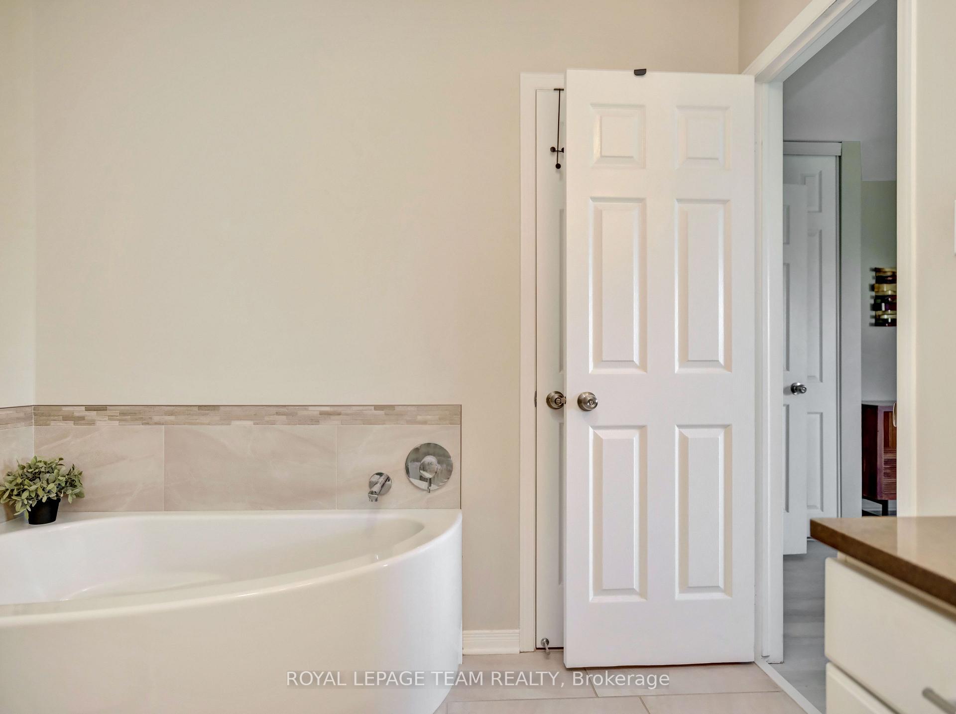 Photo 24 of 53 Thornbury Crescent, Ottawa, Centrepointe — HOMEH