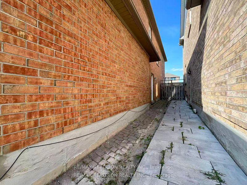Photo 2 of Unit Lower, 8 Queen Isabella Crescent, Vaughan, Vellore Village — HOMEH